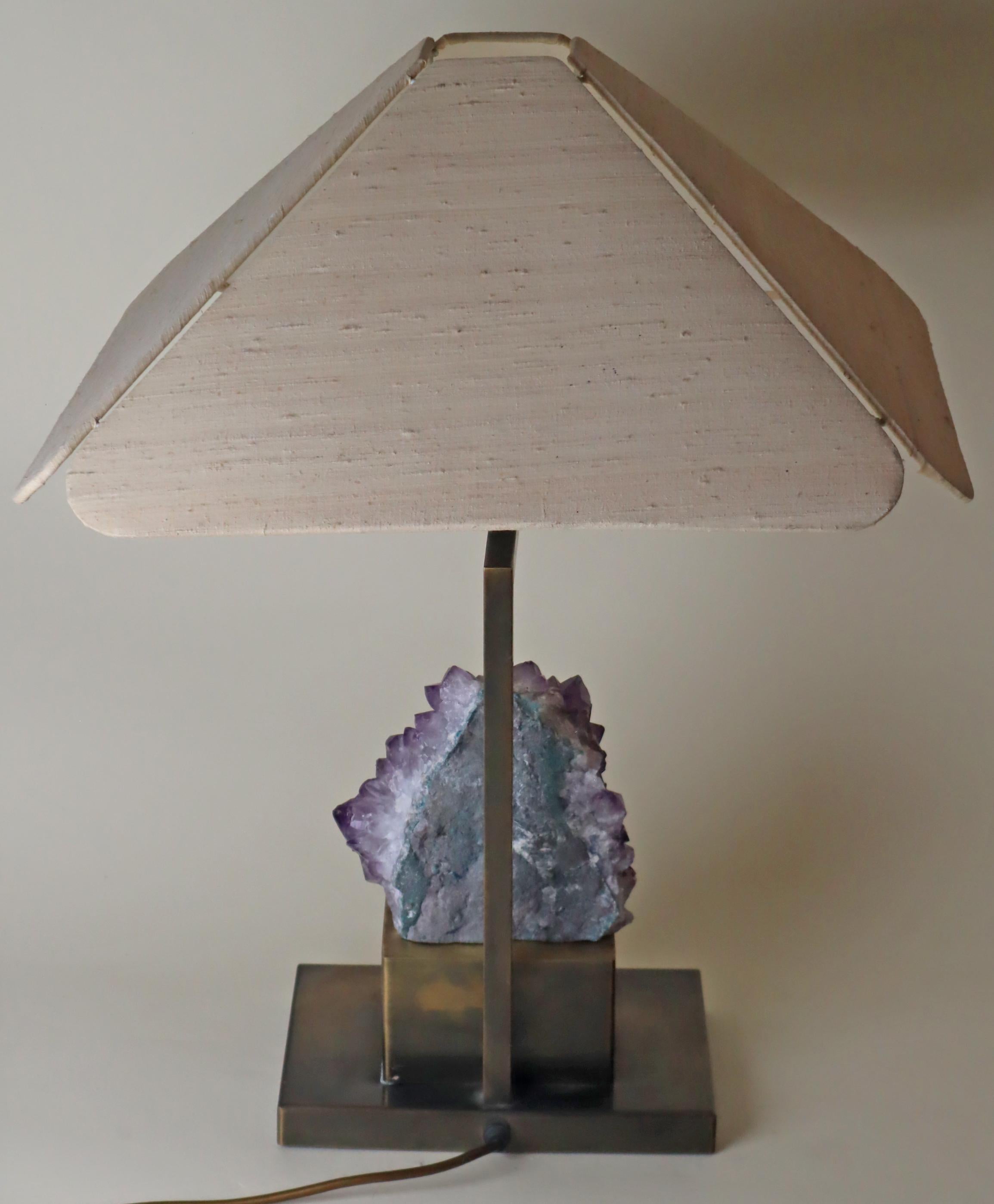 Lampe de table luxueuse en laiton avec abat-jour en soie naturelle et améthyste en vente 1
