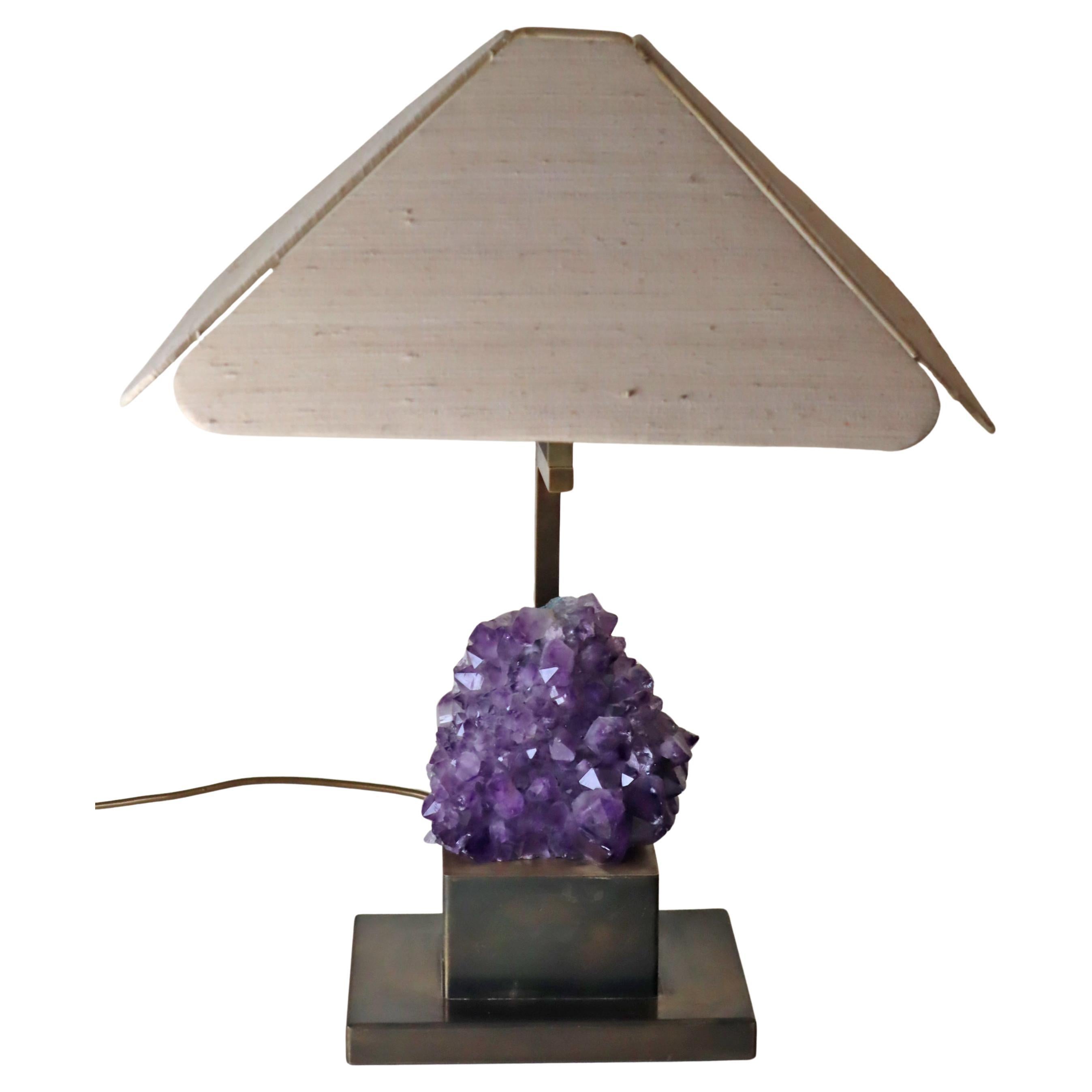 Lampe de table luxueuse en laiton avec abat-jour en soie naturelle et améthyste
