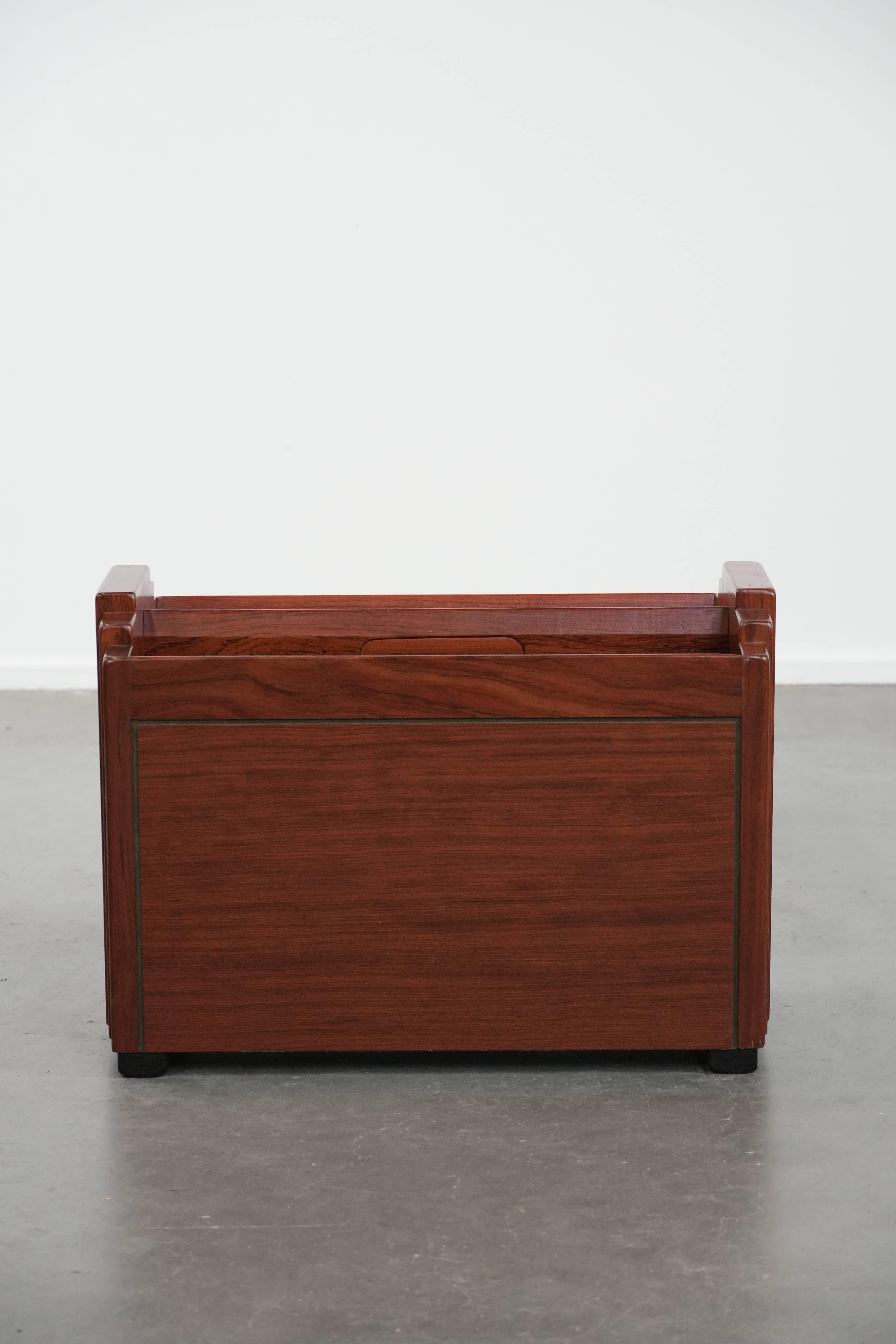 Organizza il tuo materiale di lettura con questo portariviste Art Deco di Schuitema della serie Decoforma. Si adatta a quasi tutti gli interni ed è perfetto per uffici o sale d'attesa. A causa degli anni di utilizzo responsabile, presenta normali