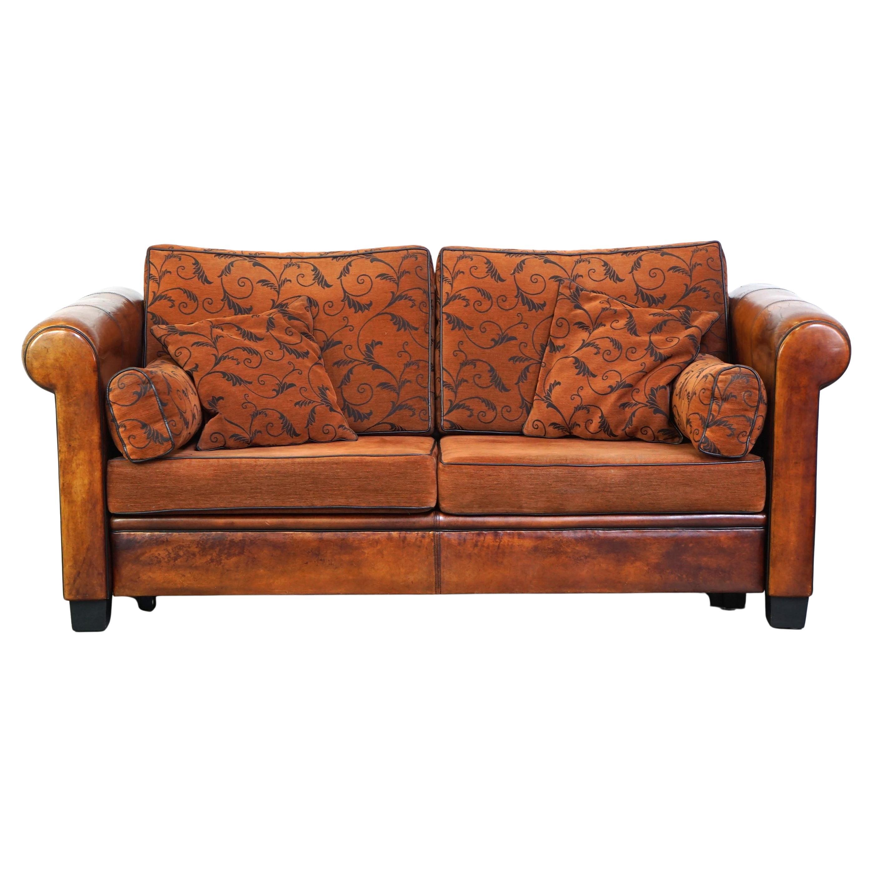 Luxury and comfortable 2.5-seater sheepskin leather sofa, fabric cushions en vente