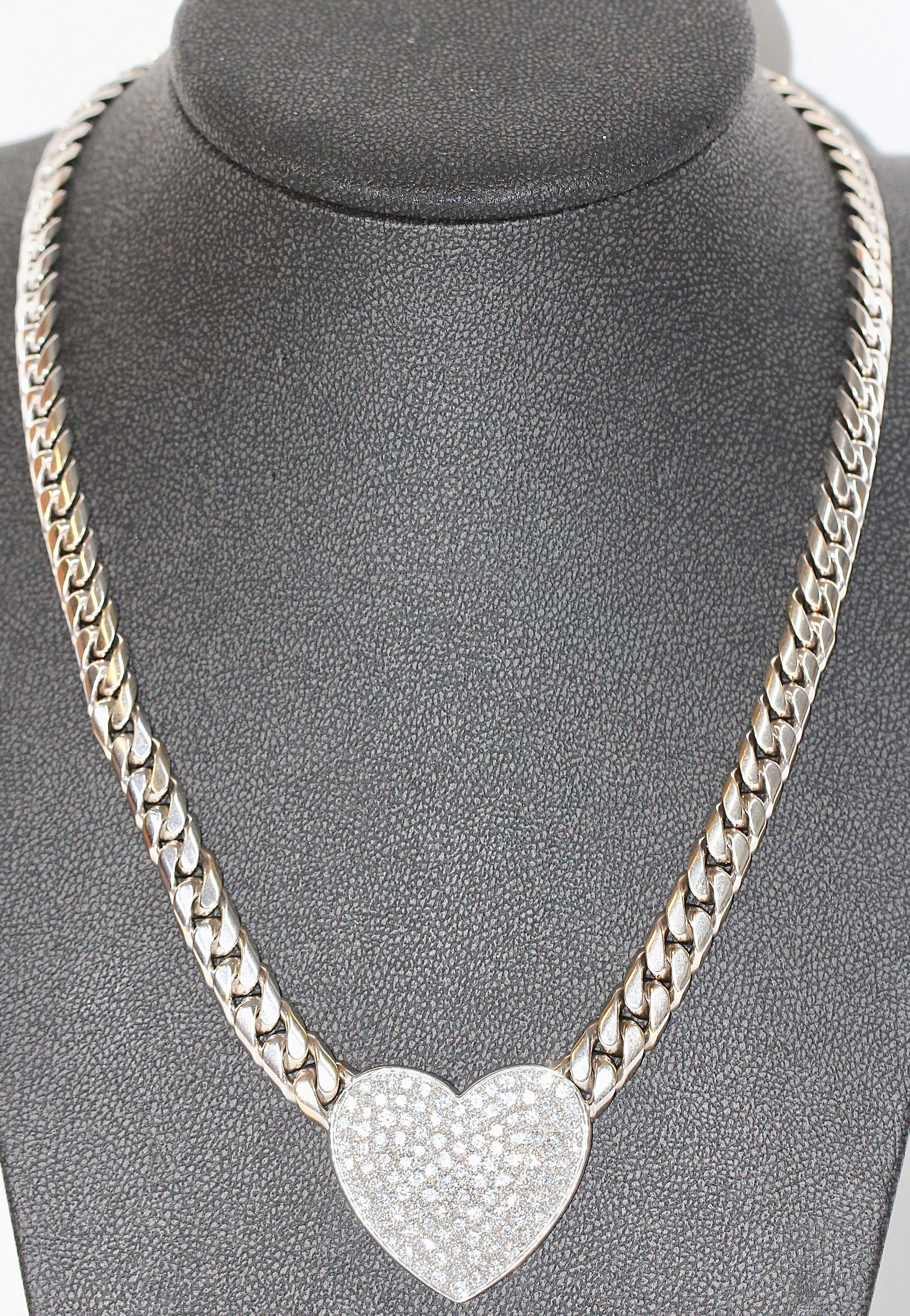 Beautiful white gold necklace with 120 diamonds.

Luxury white gold necklace with a large heart-shaped pendant with 120 diamonds in top quality.

18K solid white gold.

Size of the Heart 35.5 x 32 mm.