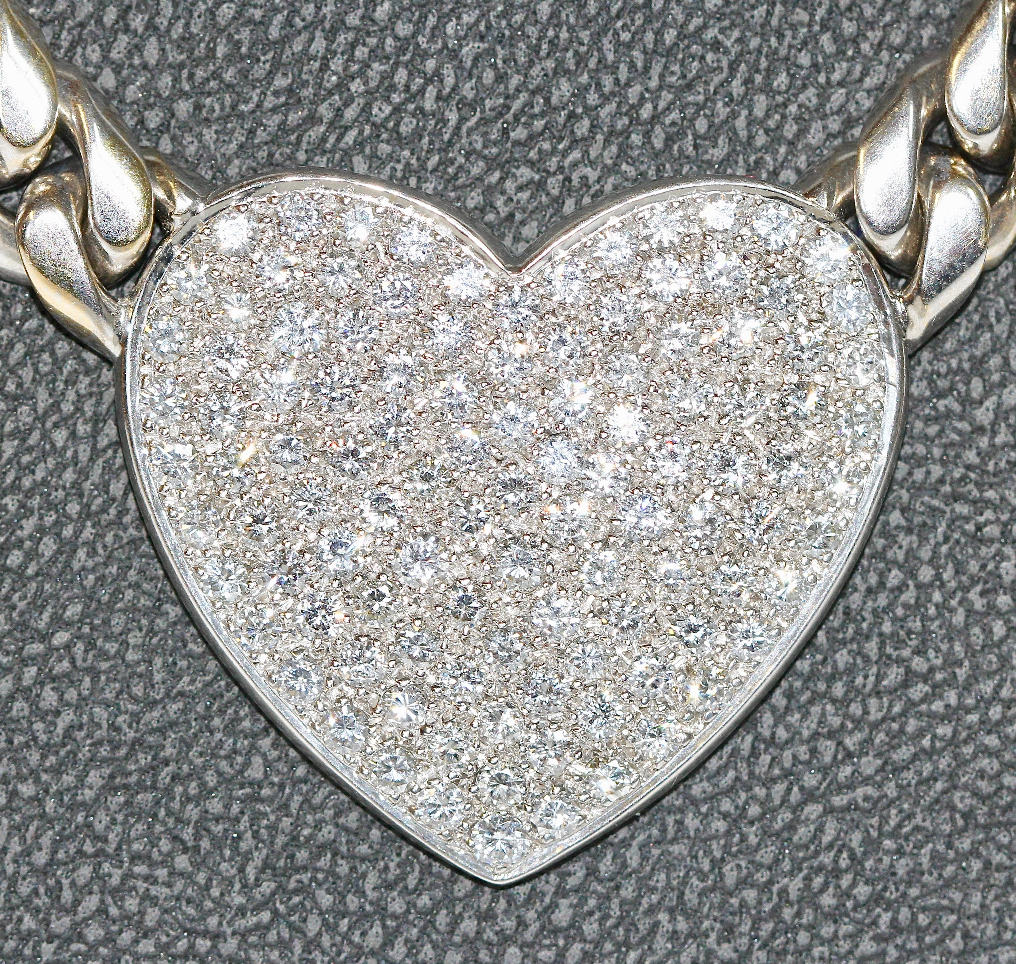 Moderne Collier de luxe et lourd en or blanc 18 carats avec 120 diamants en forme de cœur en vente