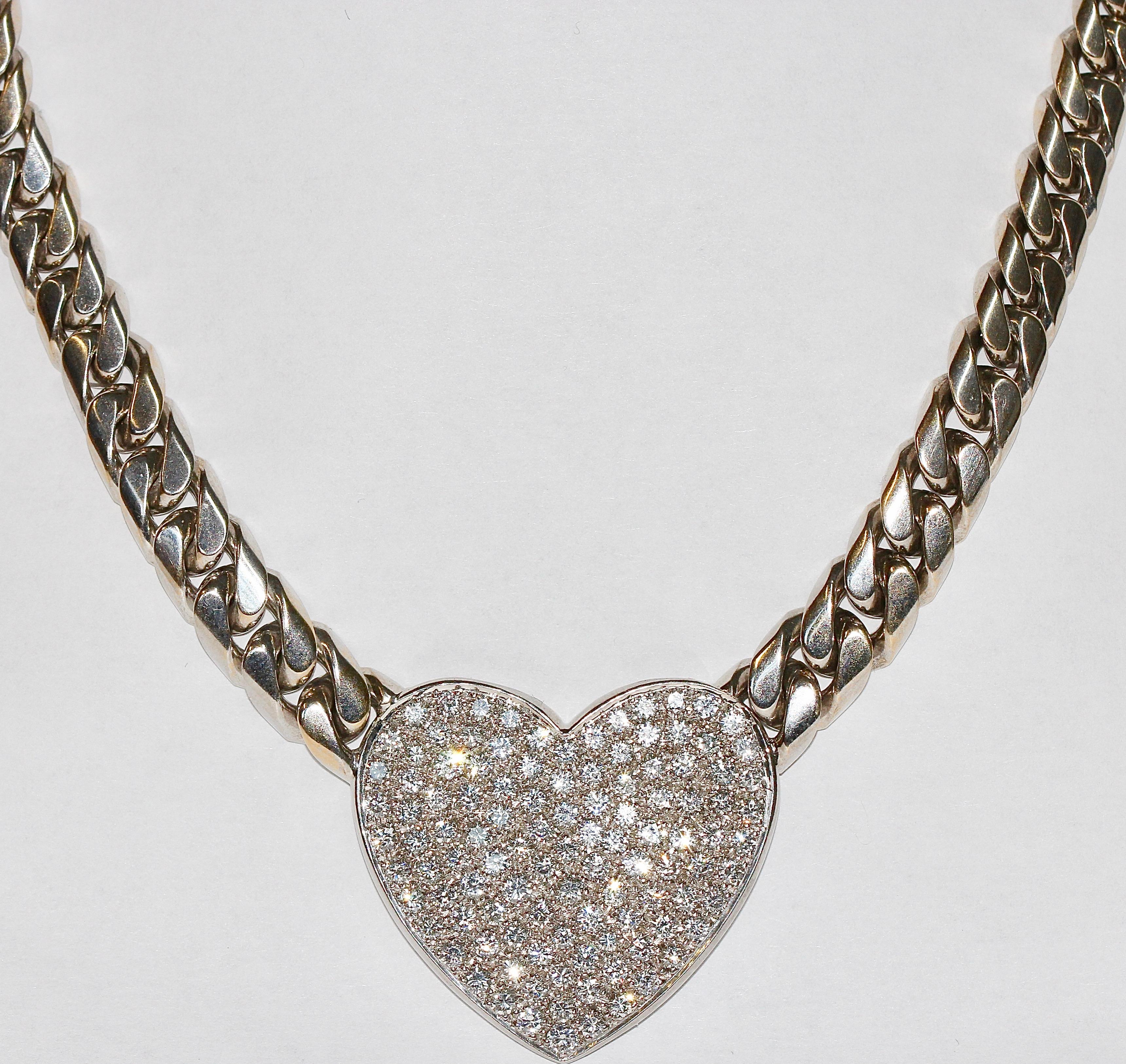 Taille ronde Collier de luxe et lourd en or blanc 18 carats avec 120 diamants en forme de cœur en vente