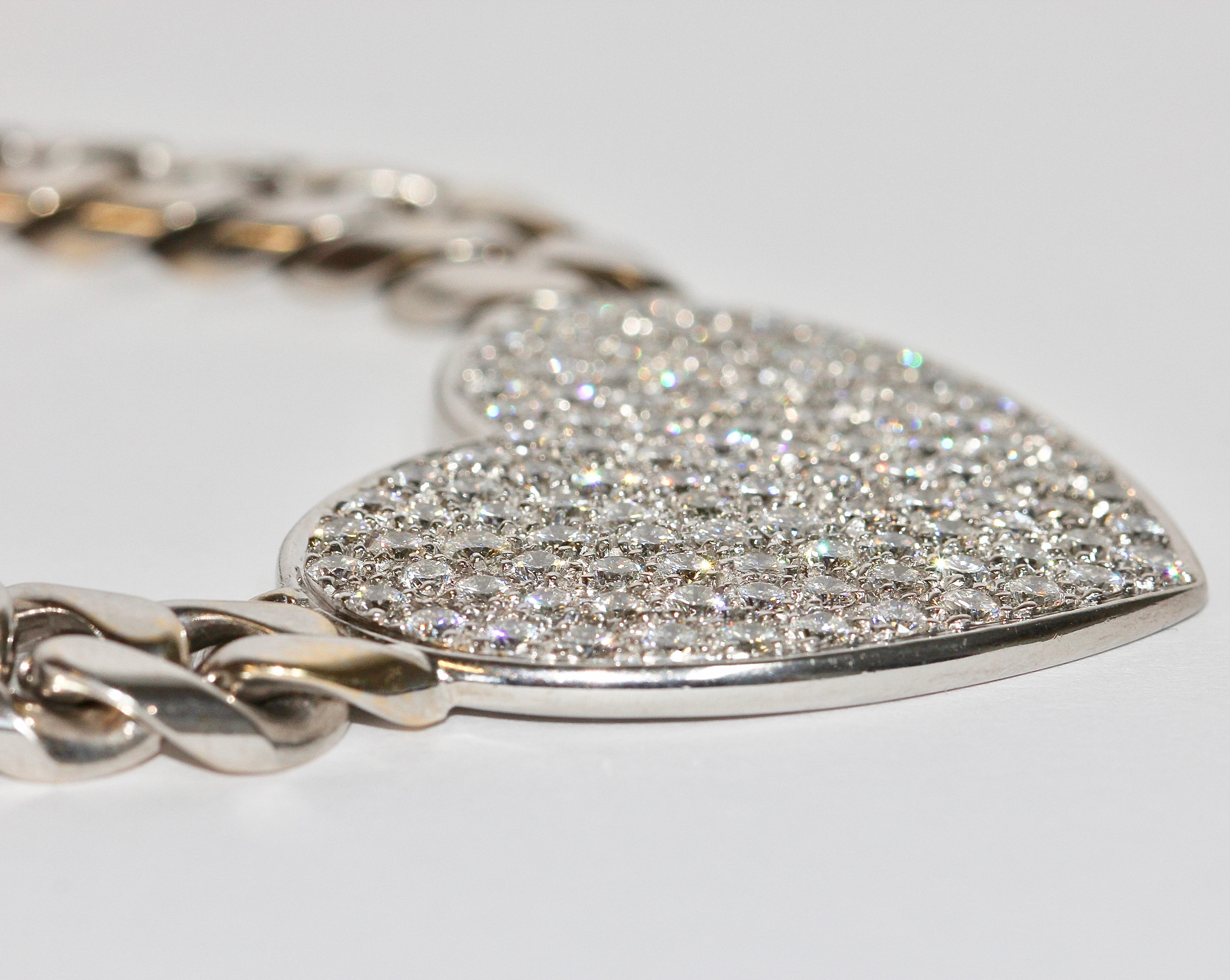 Collier de luxe et lourd en or blanc 18 carats avec 120 diamants en forme de cœur Excellent état - En vente à Berlin, DE
