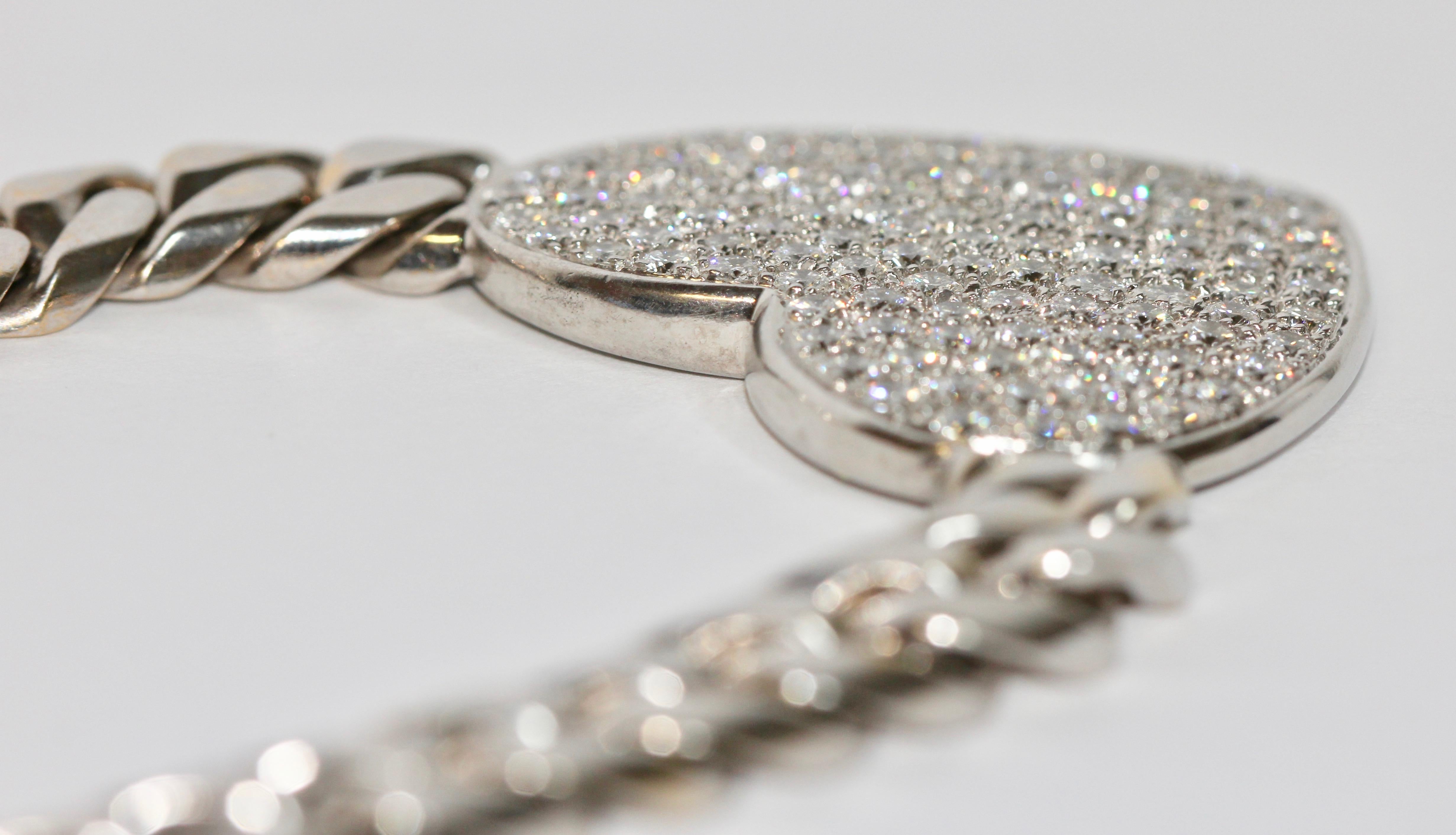 Collier de luxe et lourd en or blanc 18 carats avec 120 diamants en forme de cœur Pour femmes en vente