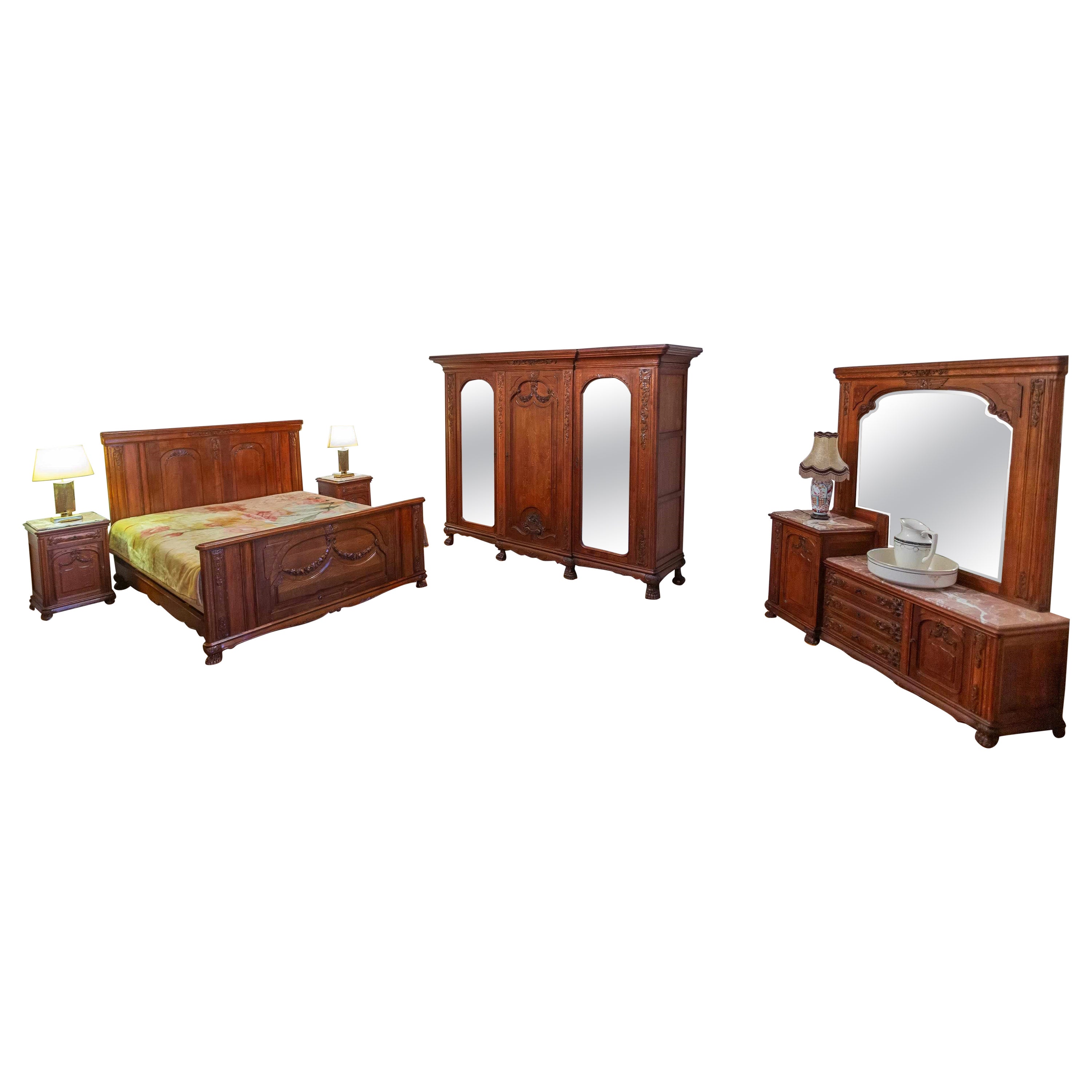 Luxury antique bedroom with king size bed For Sale