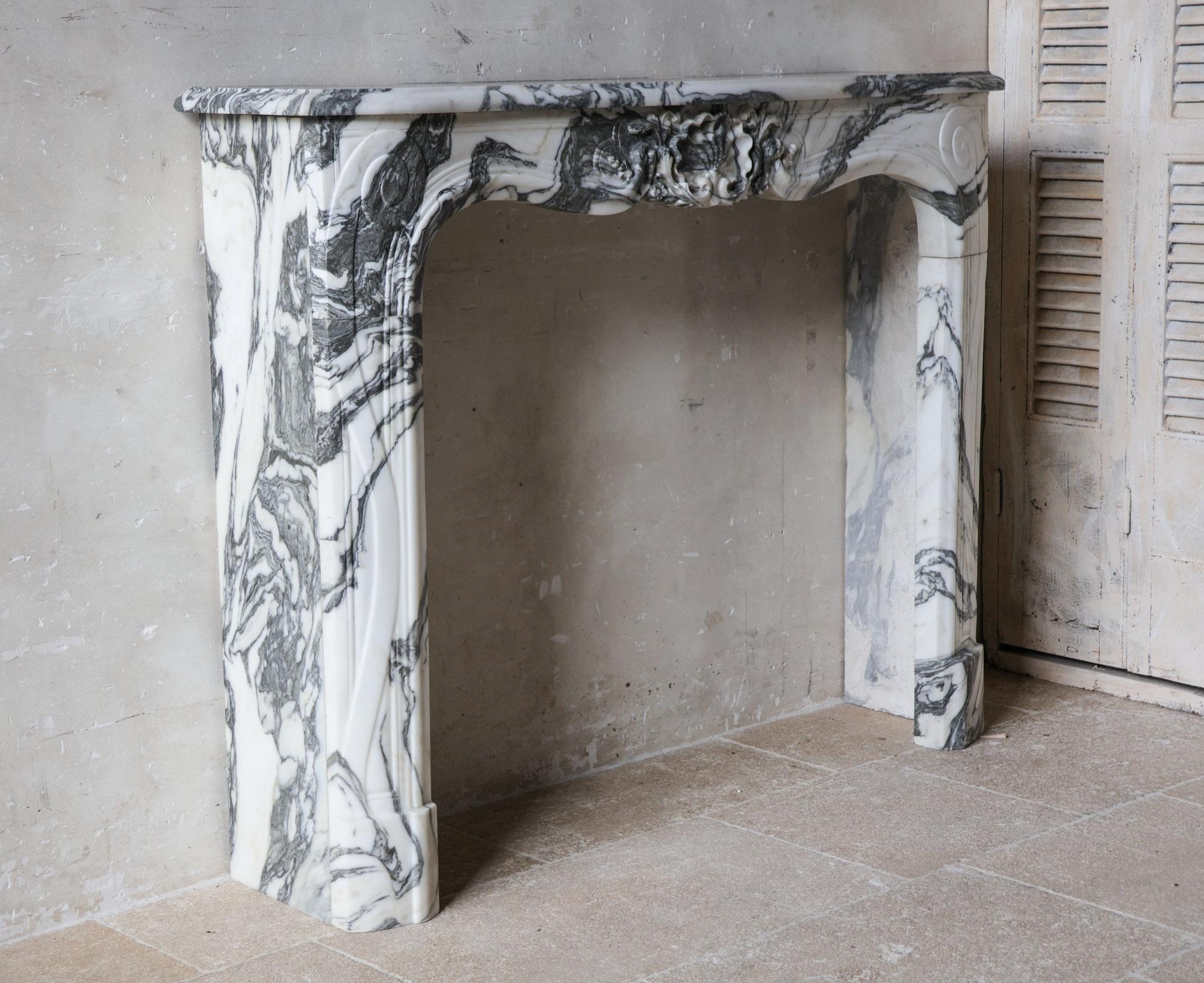 Luxuriöser antiker Calacatta-Marmor-Kaminmantel im Angebot 1