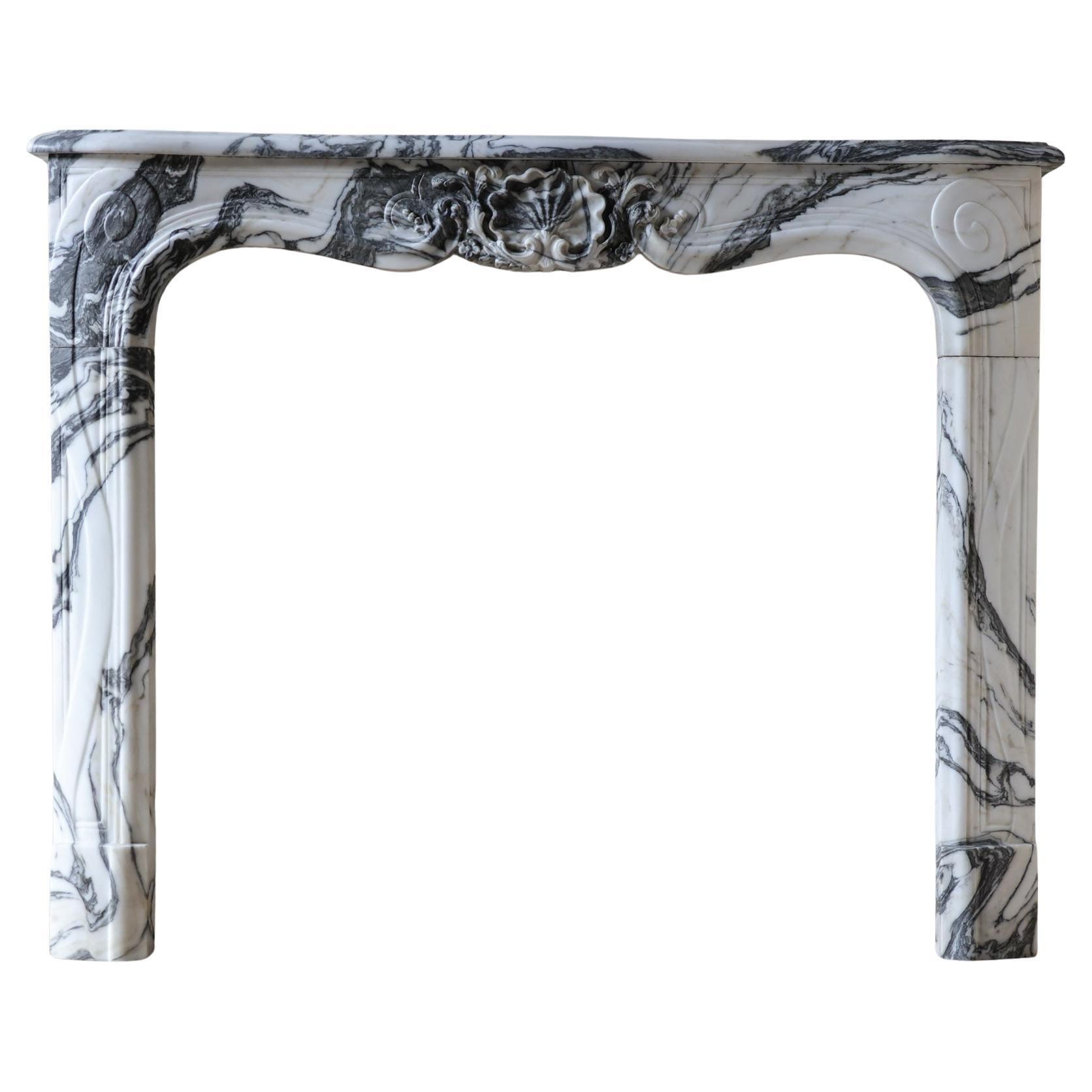 Luxuriöser antiker Calacatta-Marmor-Kaminmantel im Angebot