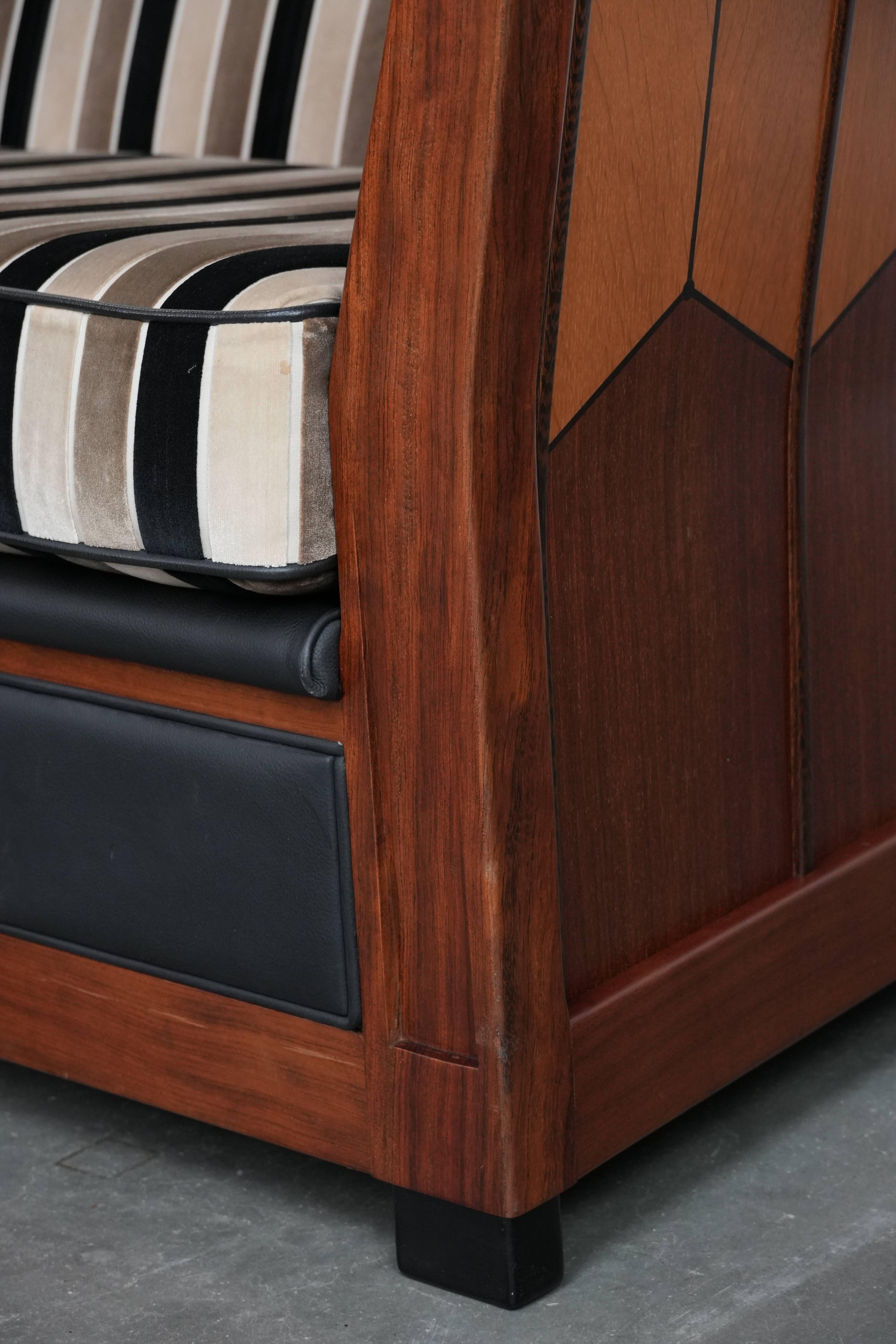 Luxury Art Deco 2.5-seater design sofa with beautiful woodwork im Angebot 3