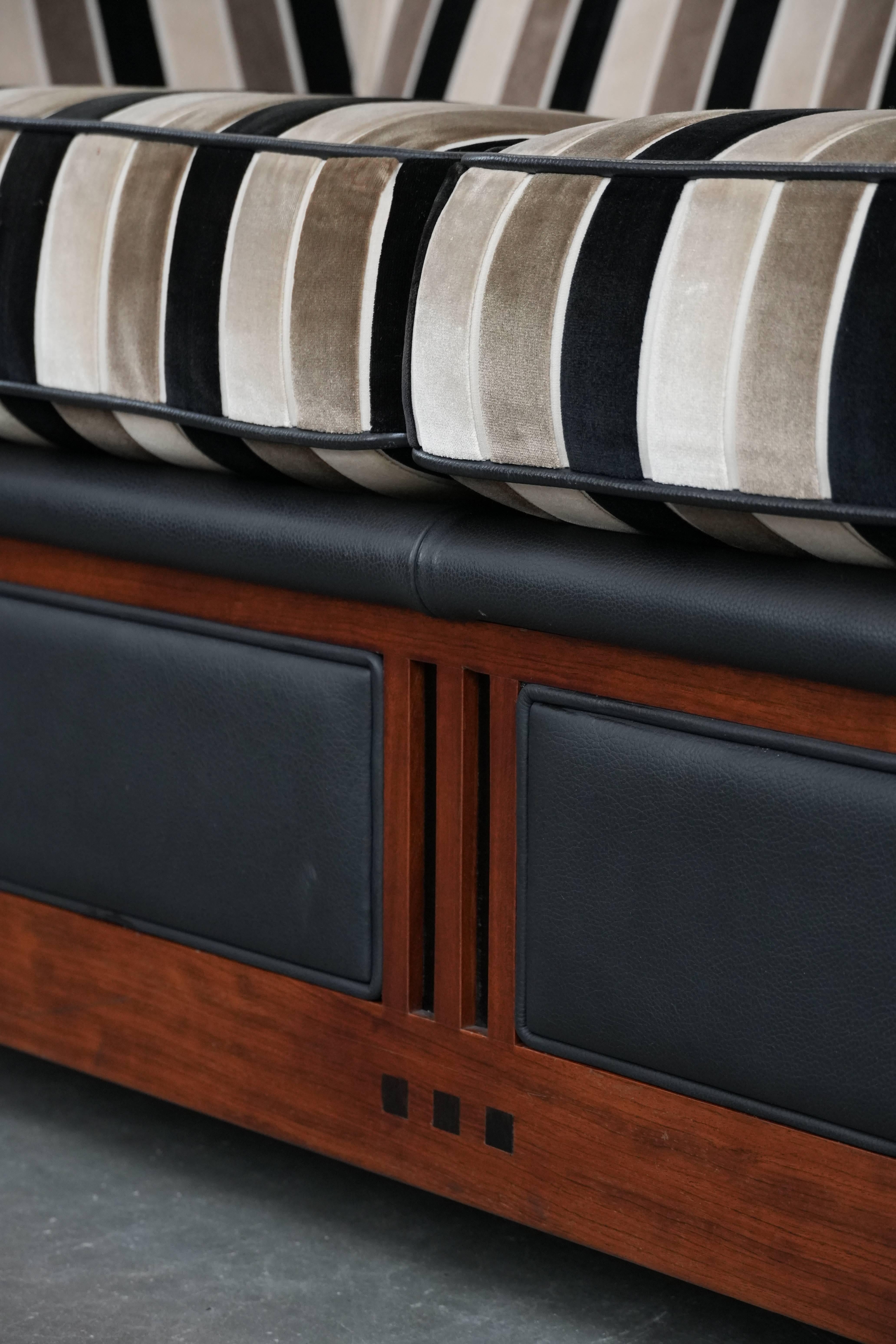 Luxury Art Deco 2.5-seater design sofa with beautiful woodwork im Angebot 4