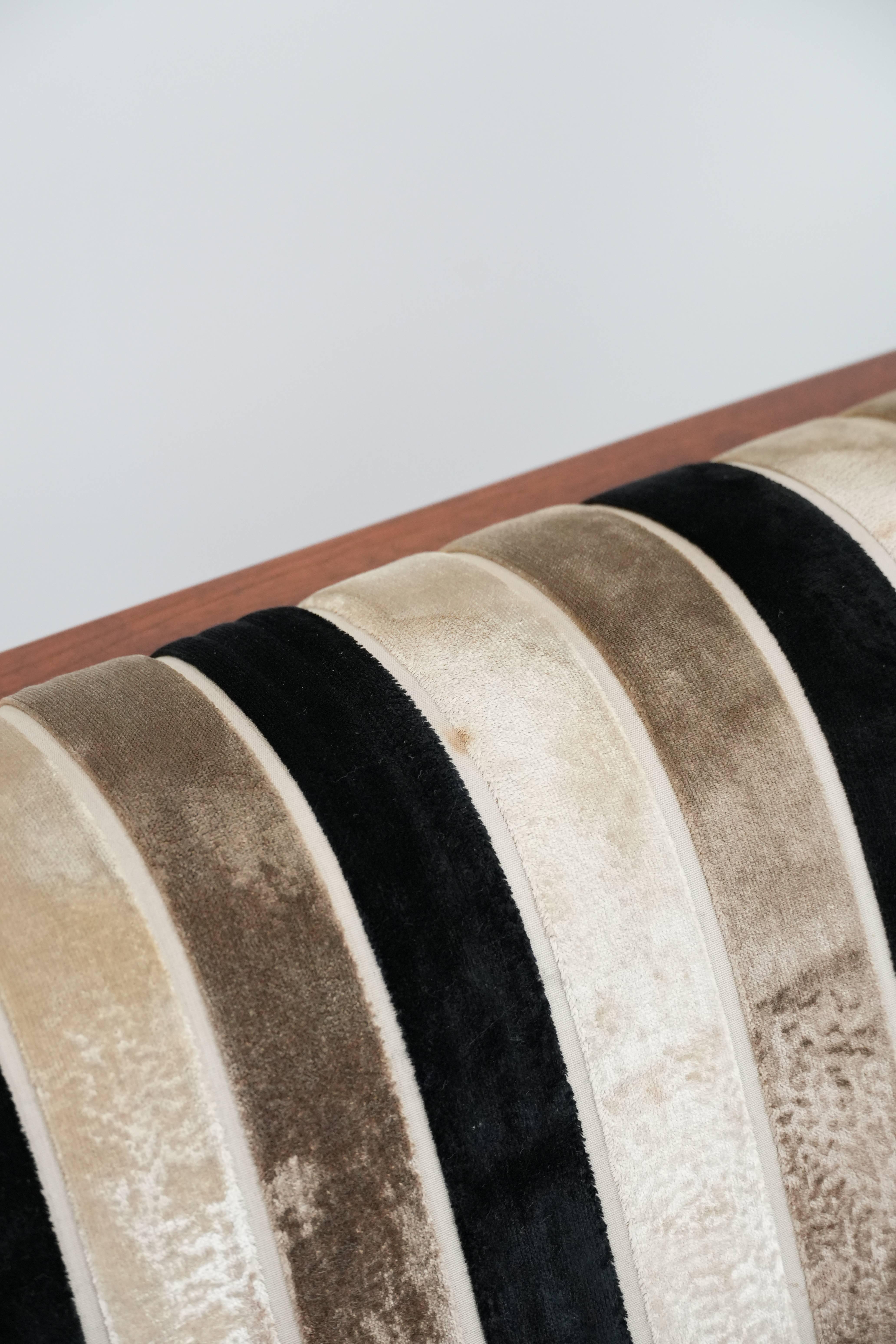 Luxury Art Deco 2.5-seater design sofa with beautiful woodwork im Angebot 6