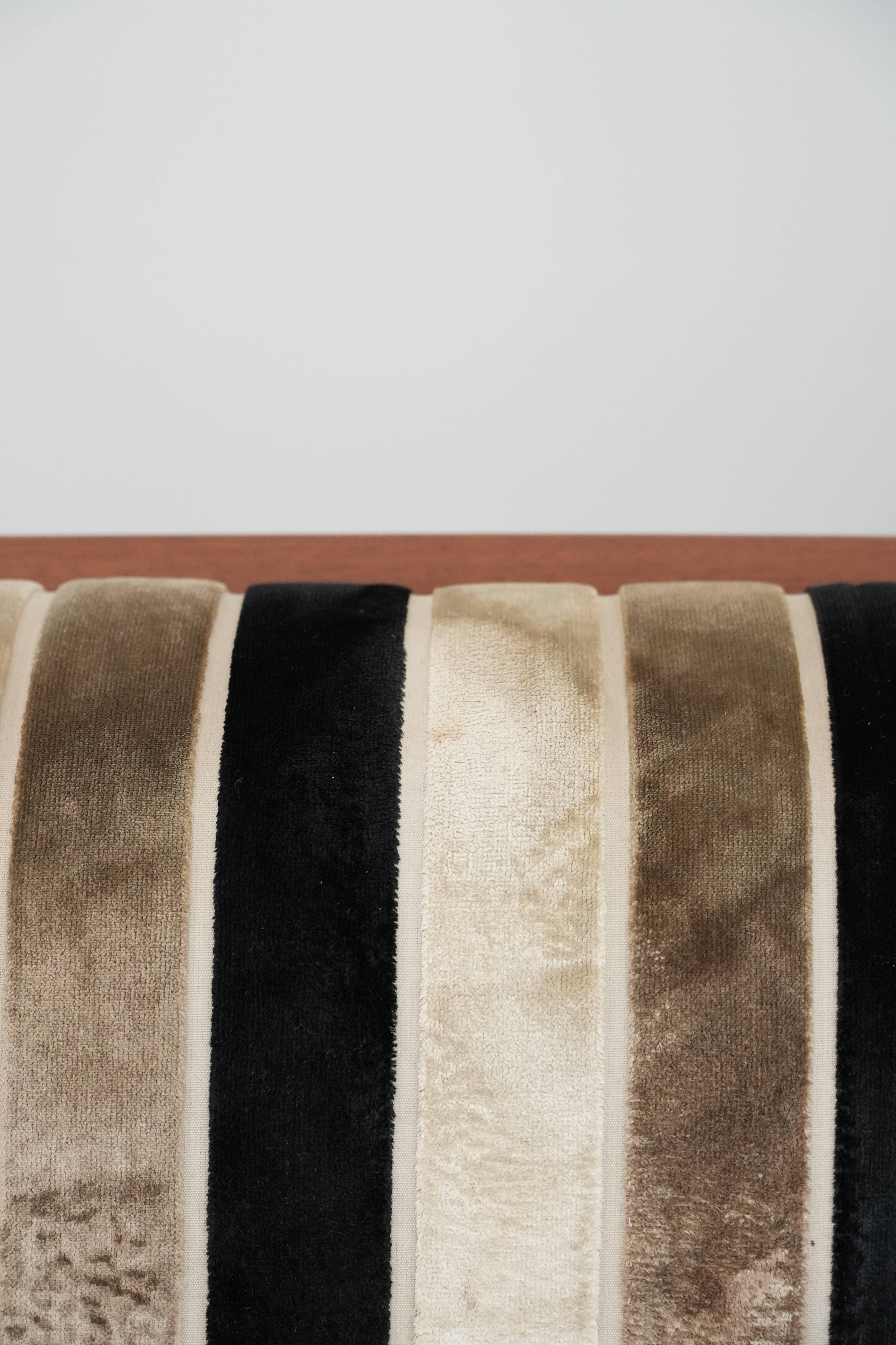 Luxury Art Deco 2.5-seater design sofa with beautiful woodwork im Angebot 7