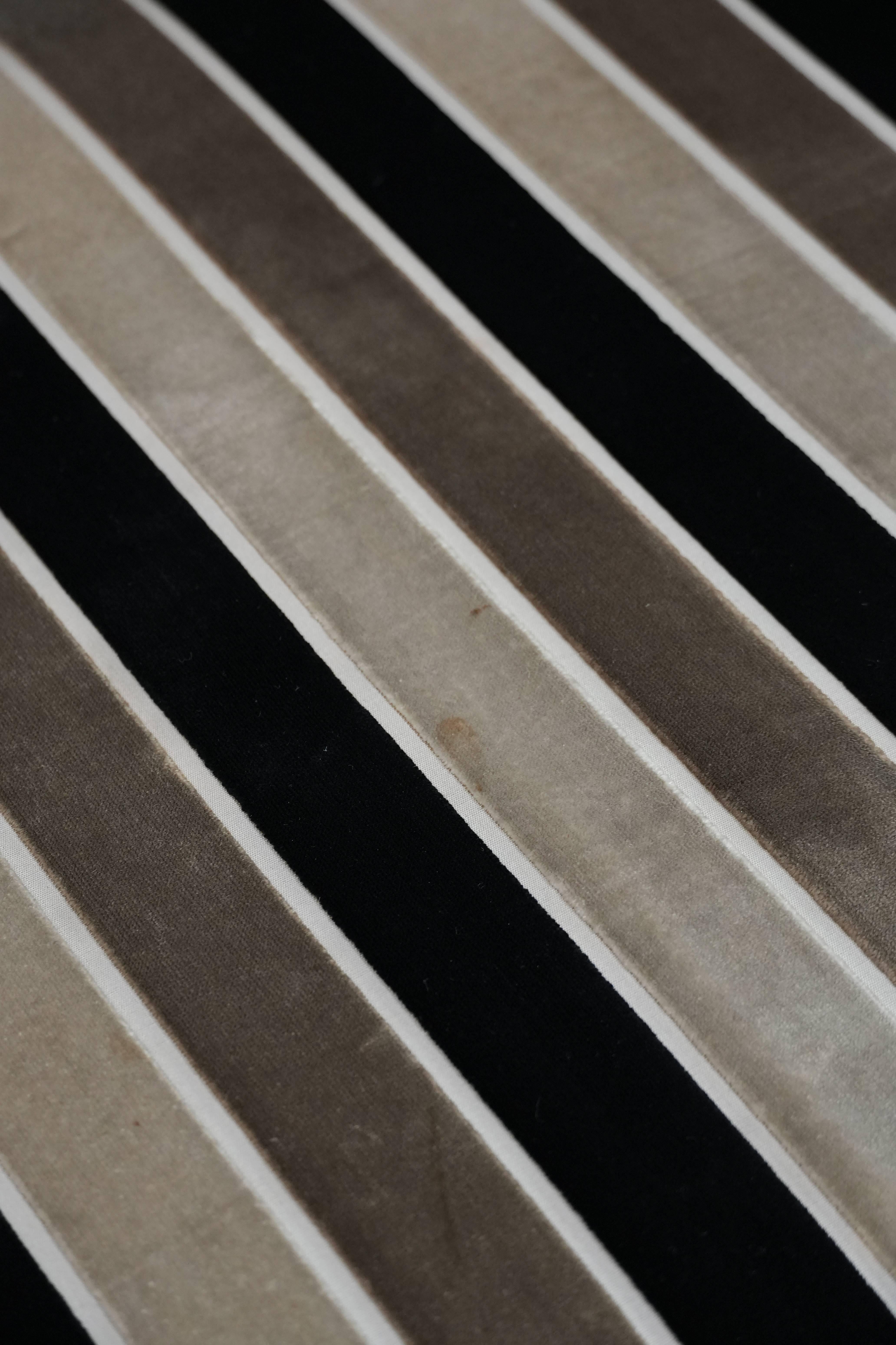 Luxury Art Deco 2.5-seater design sofa with beautiful woodwork im Angebot 8