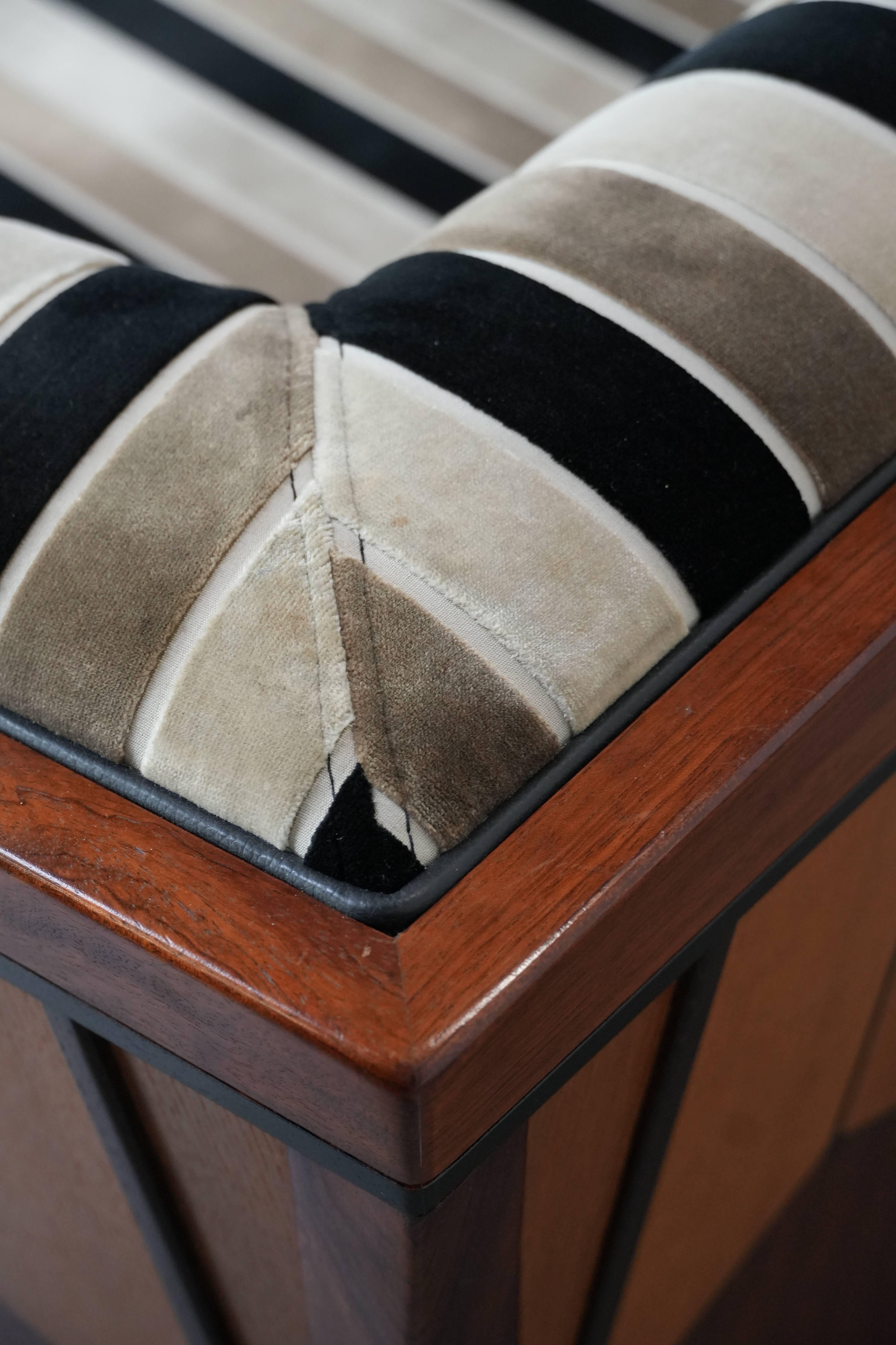 Luxury Art Deco 2.5-seater design sofa with beautiful woodwork im Angebot 9