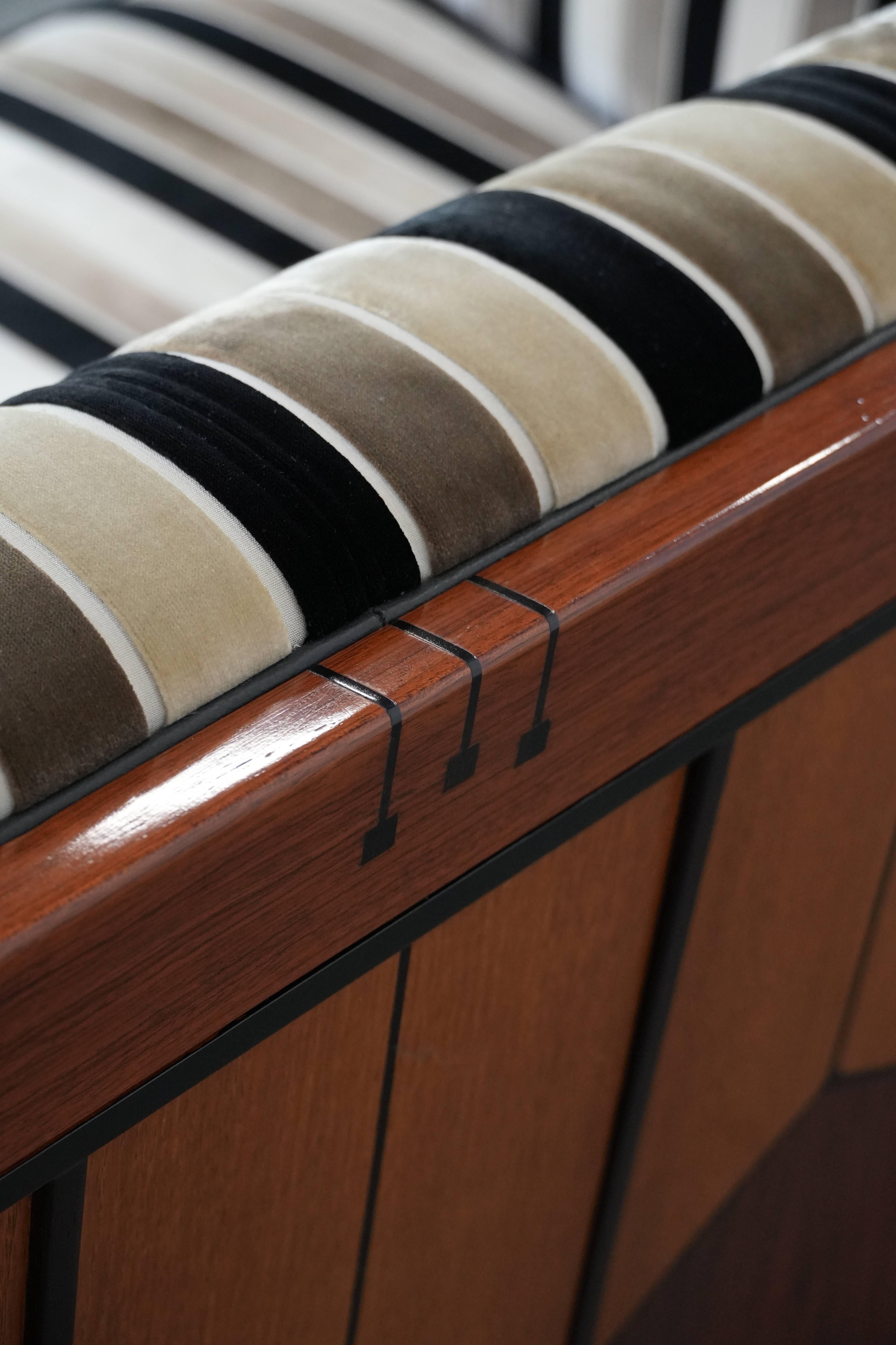 Luxury Art Deco 2.5-seater design sofa with beautiful woodwork im Angebot 10