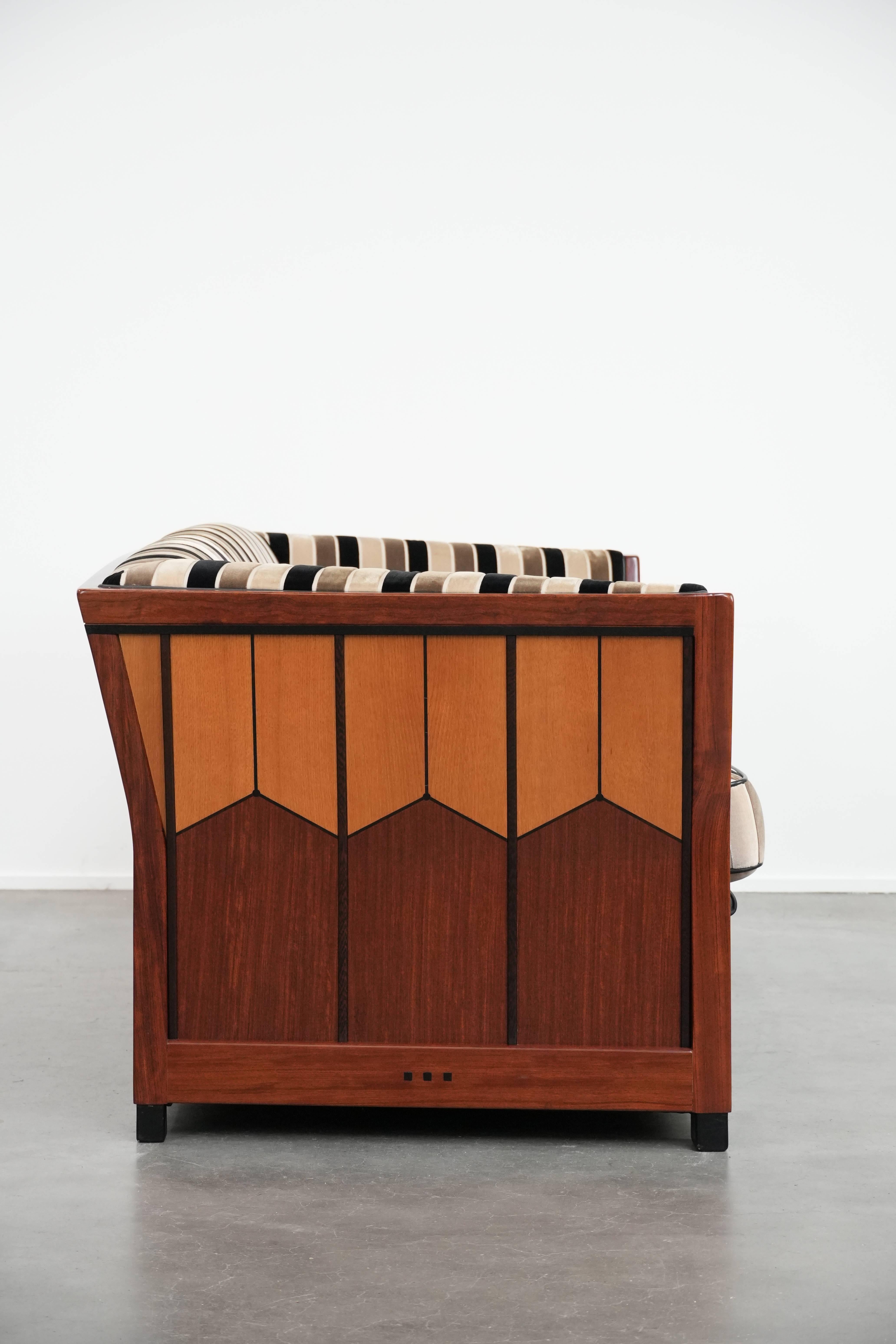 Dieses erstaunliche 2,5-sitzige Art Deco-Sofa stammt von der niederländischen Spitzenmarke Schuitema, die für ihre Qualität und ihr einzigartiges Design bekannt ist. Dieses Sofa stammt aus der Decoforma-Serie und weist die bemerkenswerten Details