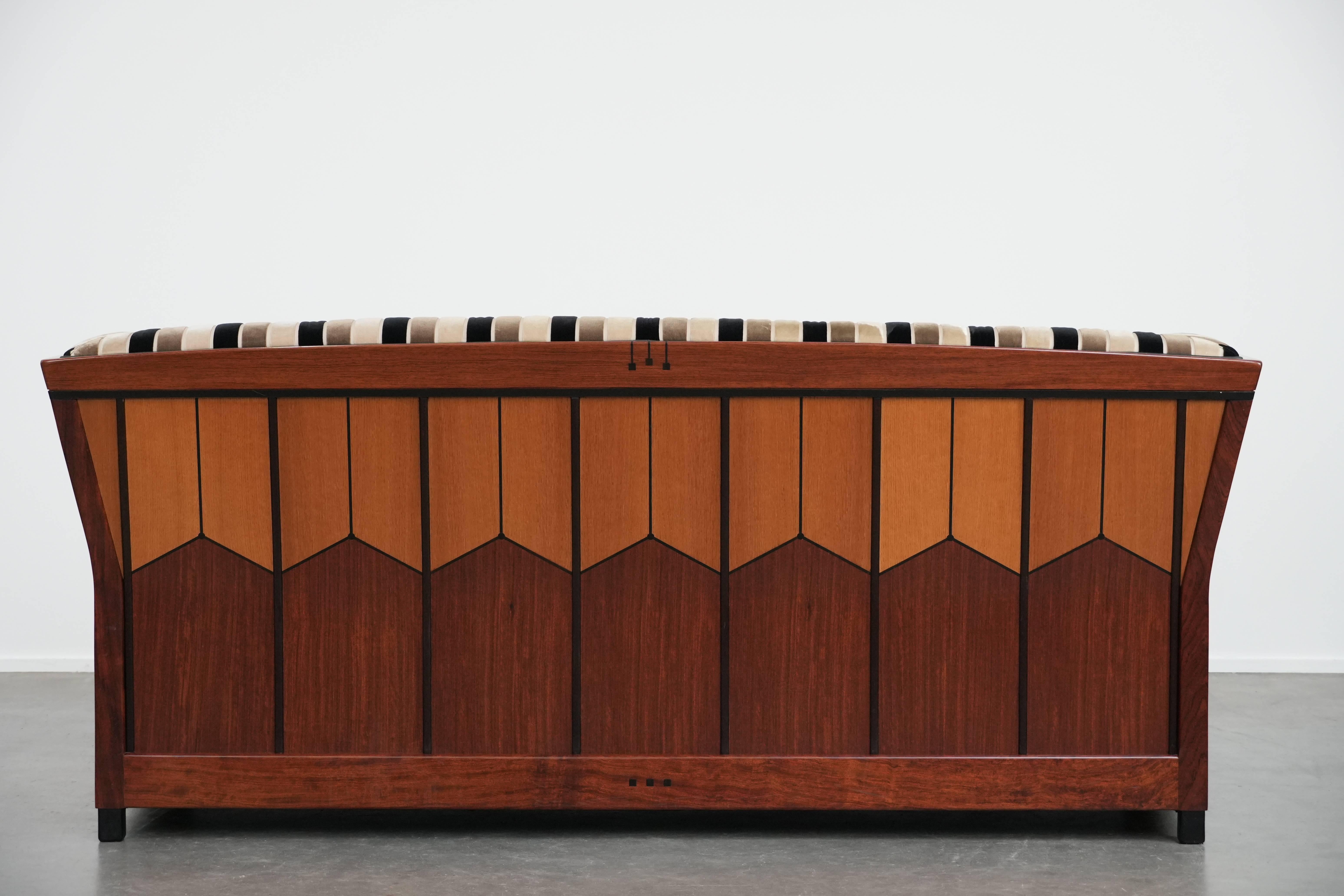 Luxury Art Deco 2.5-seater design sofa with beautiful woodwork (Niederländisch) im Angebot