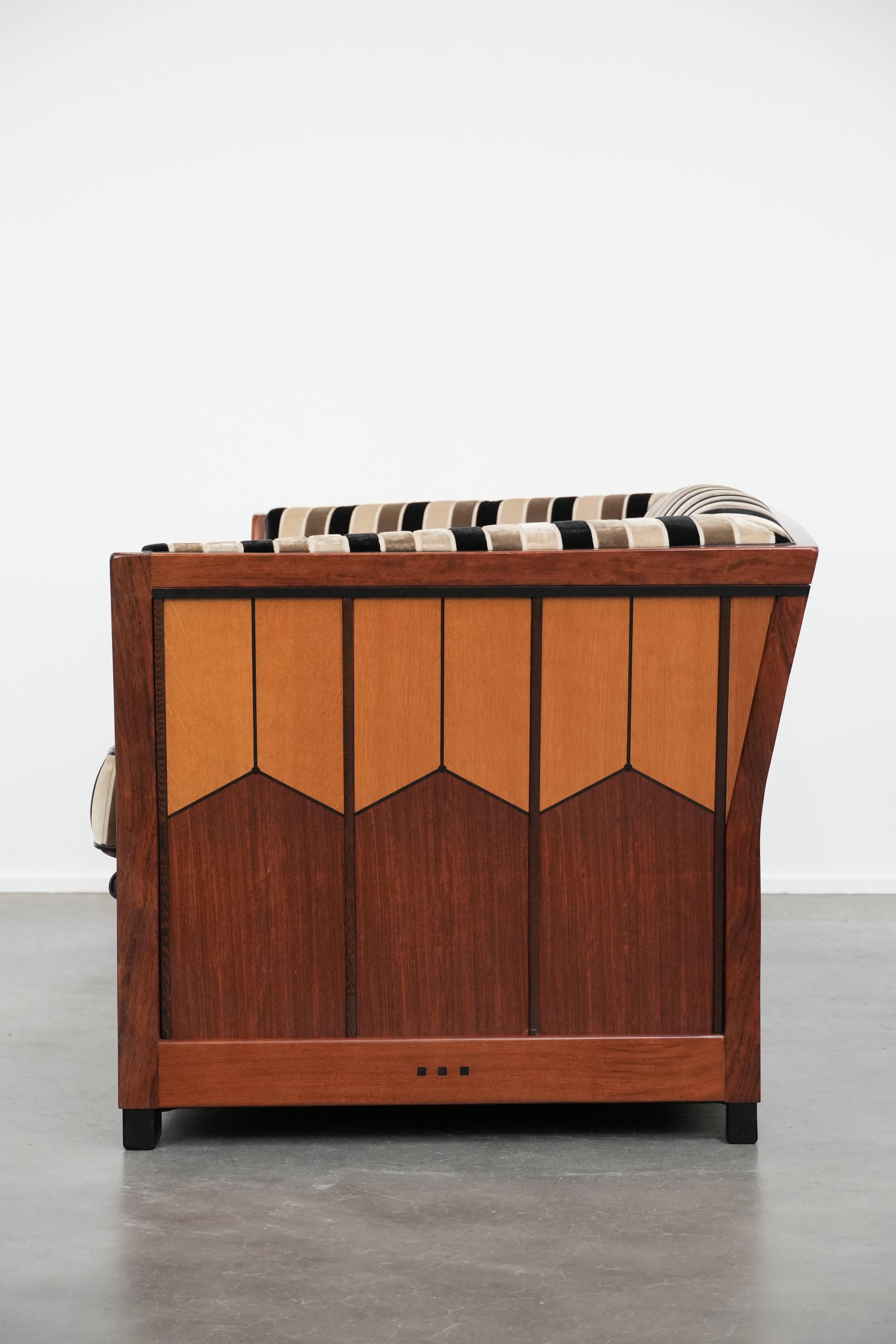 Luxury Art Deco 2.5-seater design sofa with beautiful woodwork (Handgefertigt) im Angebot