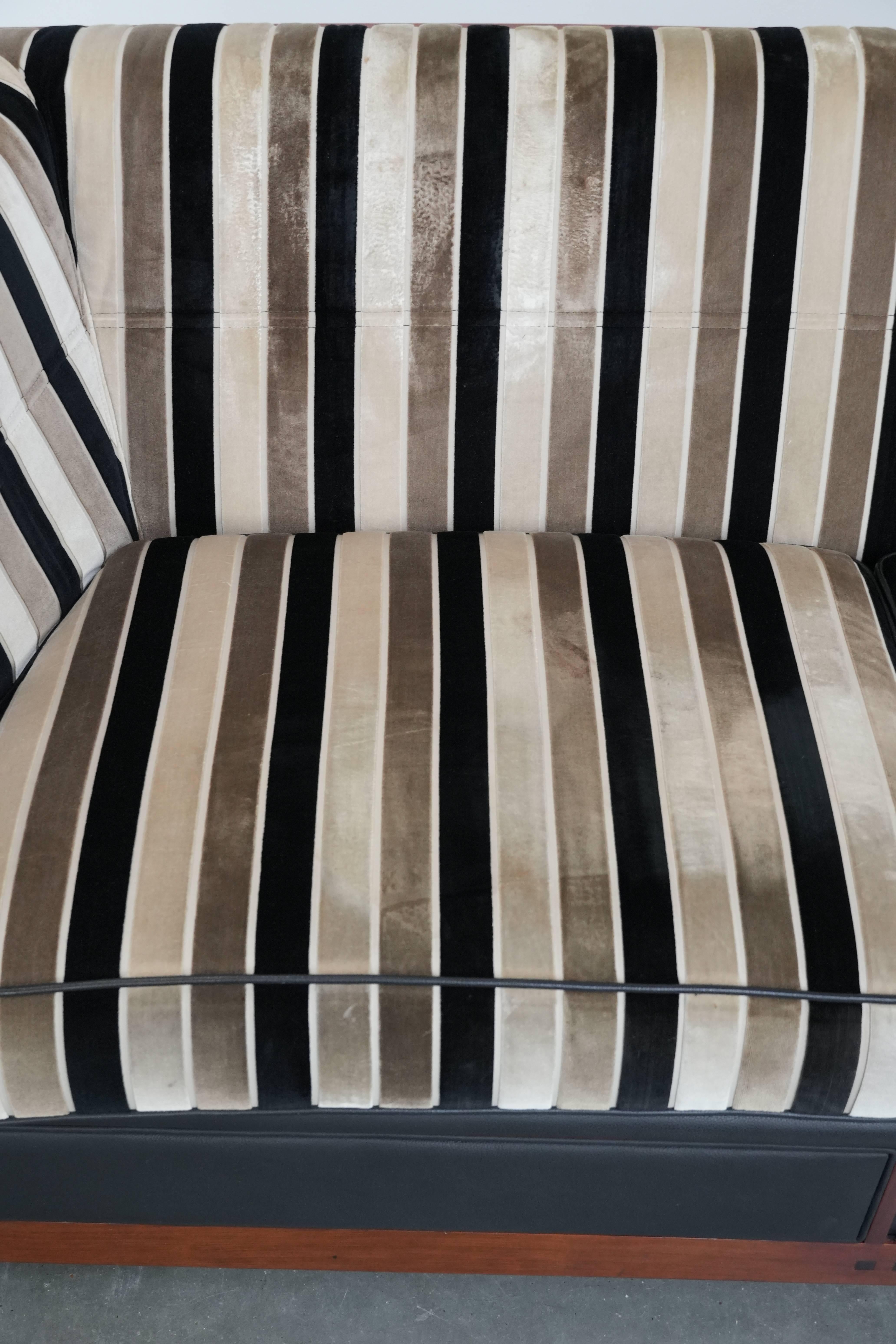 Luxury Art Deco 2.5-seater design sofa with beautiful woodwork im Zustand „Gut“ im Angebot in Harderwijk, NL