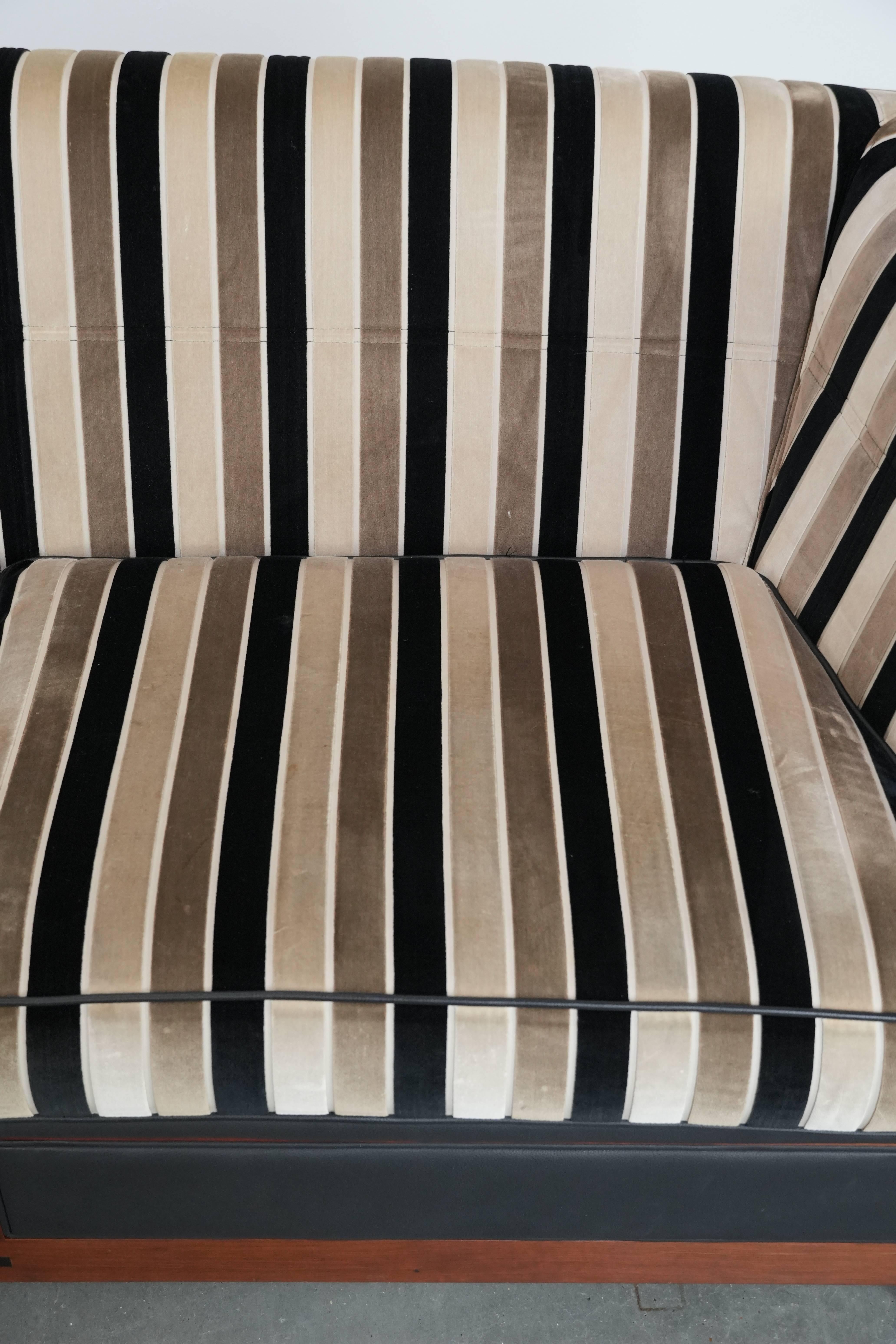 Luxury Art Deco 2.5-seater design sofa with beautiful woodwork (21. Jahrhundert und zeitgenössisch) im Angebot