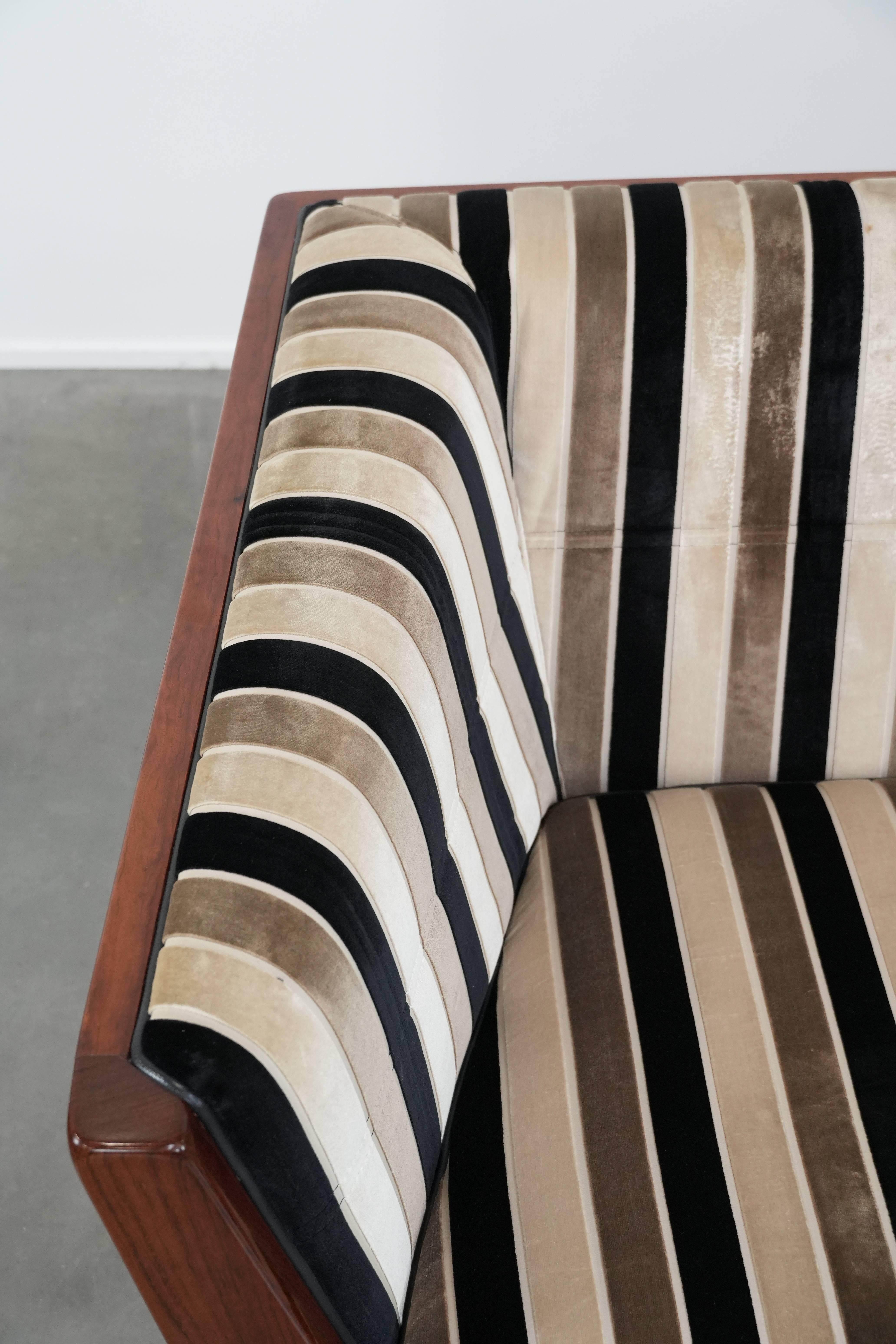 Luxury Art Deco 2.5-seater design sofa with beautiful woodwork (Stoff) im Angebot