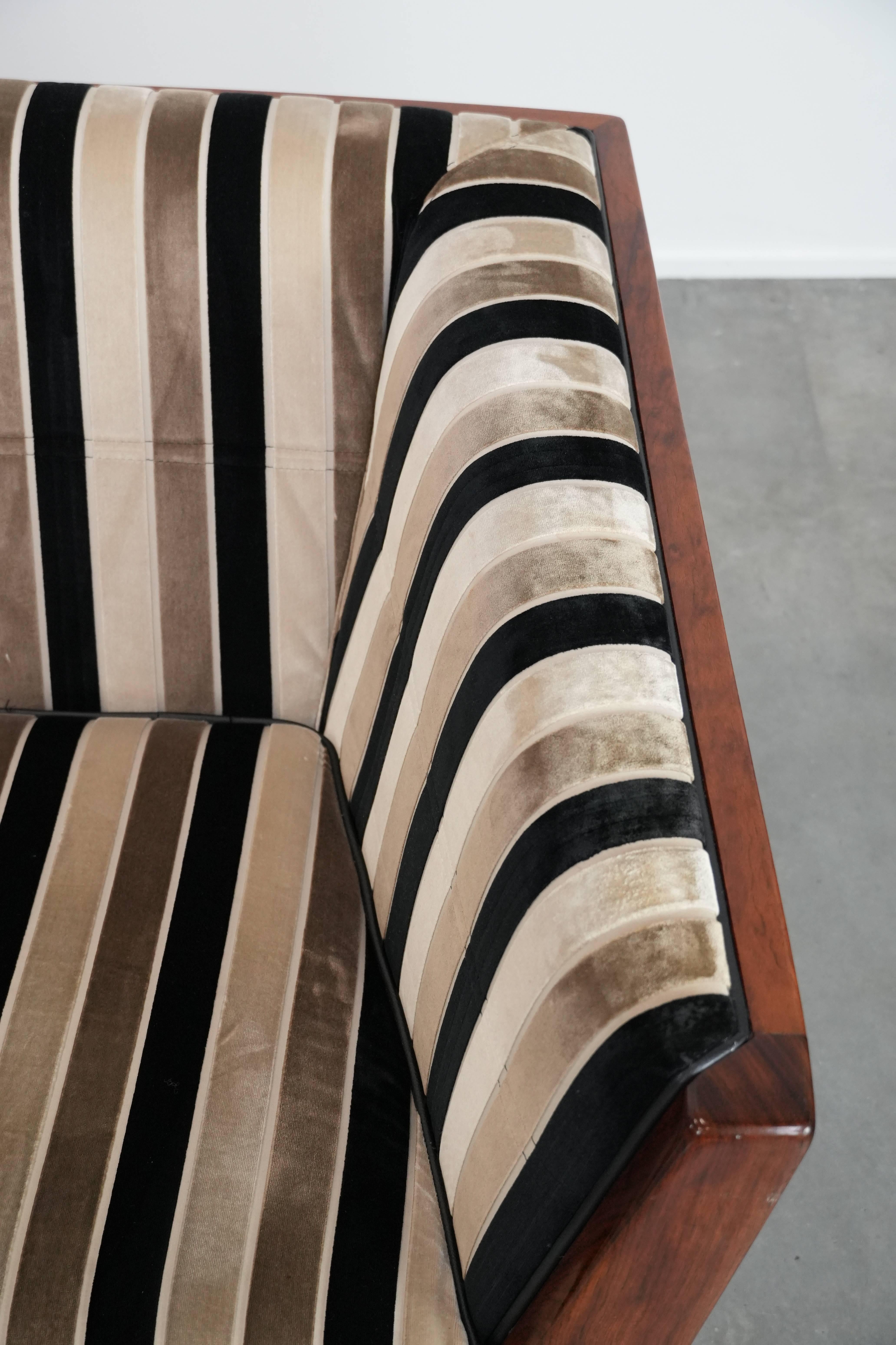 Luxury Art Deco 2.5-seater design sofa with beautiful woodwork im Angebot 1