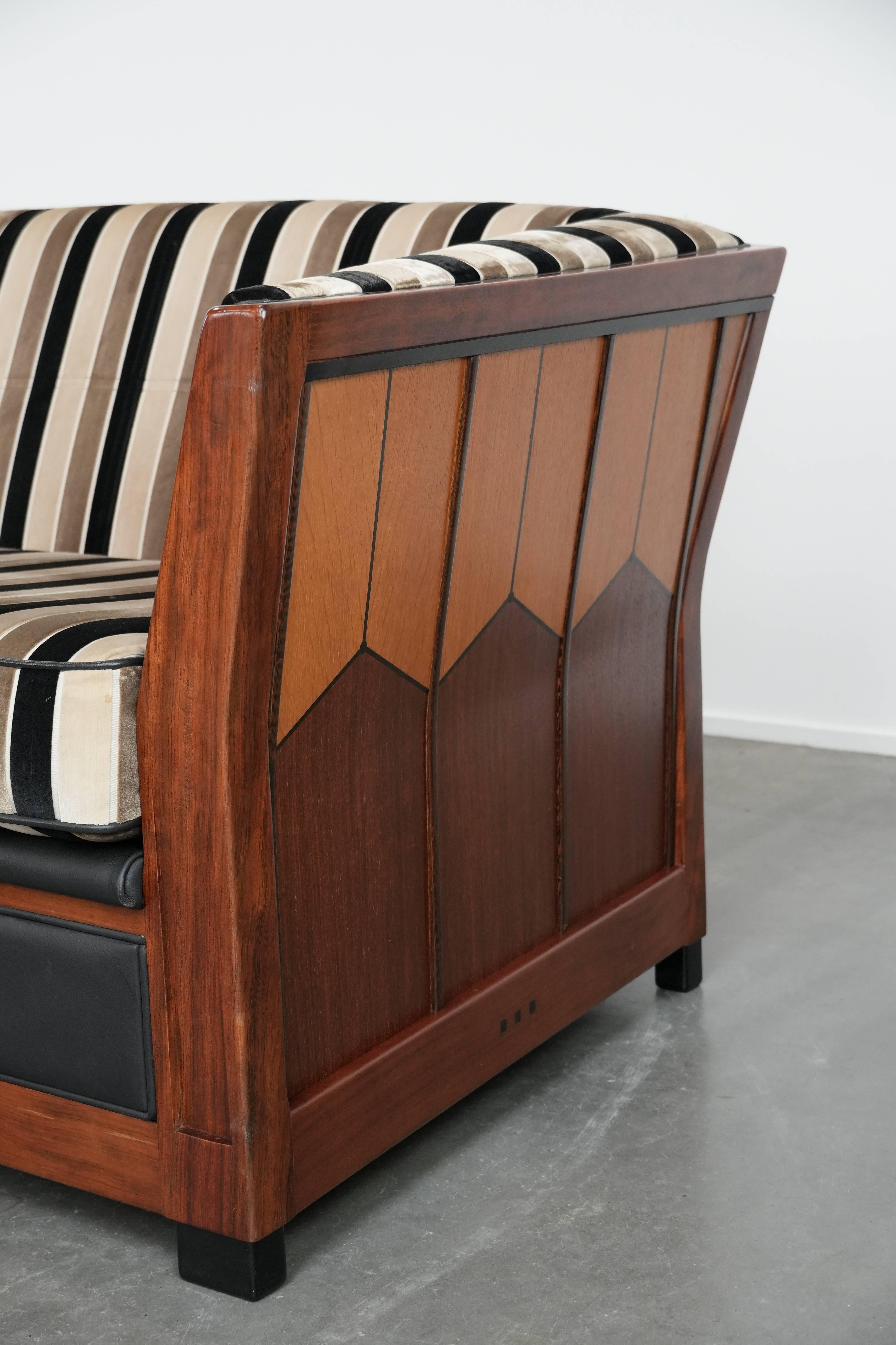 Luxury Art Deco 2.5-seater design sofa with beautiful woodwork im Angebot 2