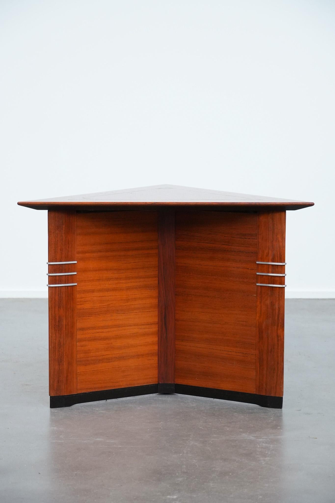 This beautiful Art Deco design coffee/side table is from the top Dutch brand Schuitema and comes from the Decoforma series. It features a stunning design and is made from very high-quality materials. This coffee table has beautiful and remarkable