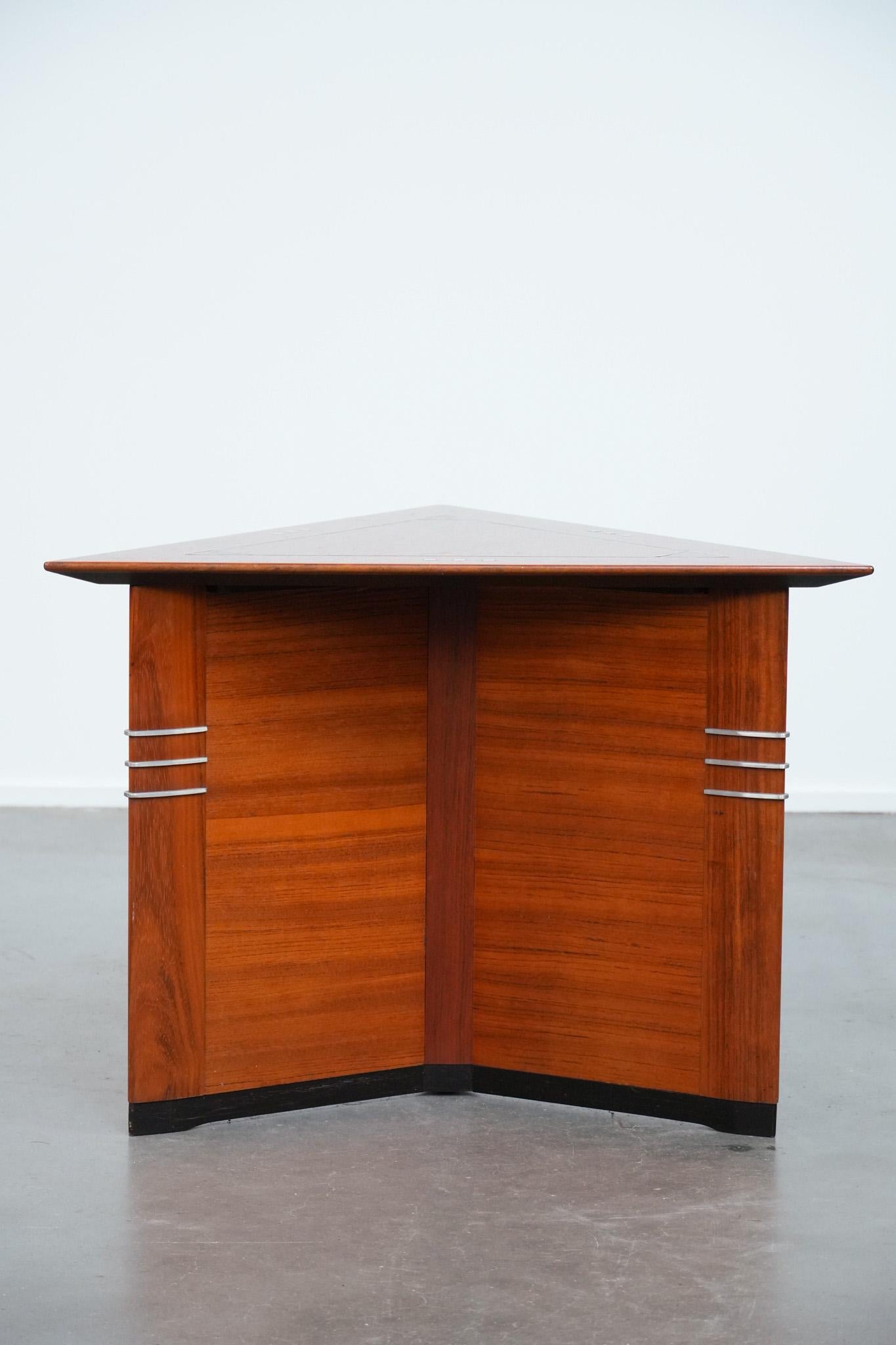 Luxury Art Deco design side/coffee table in a triangle shape In Good Condition For Sale In Harderwijk, NL