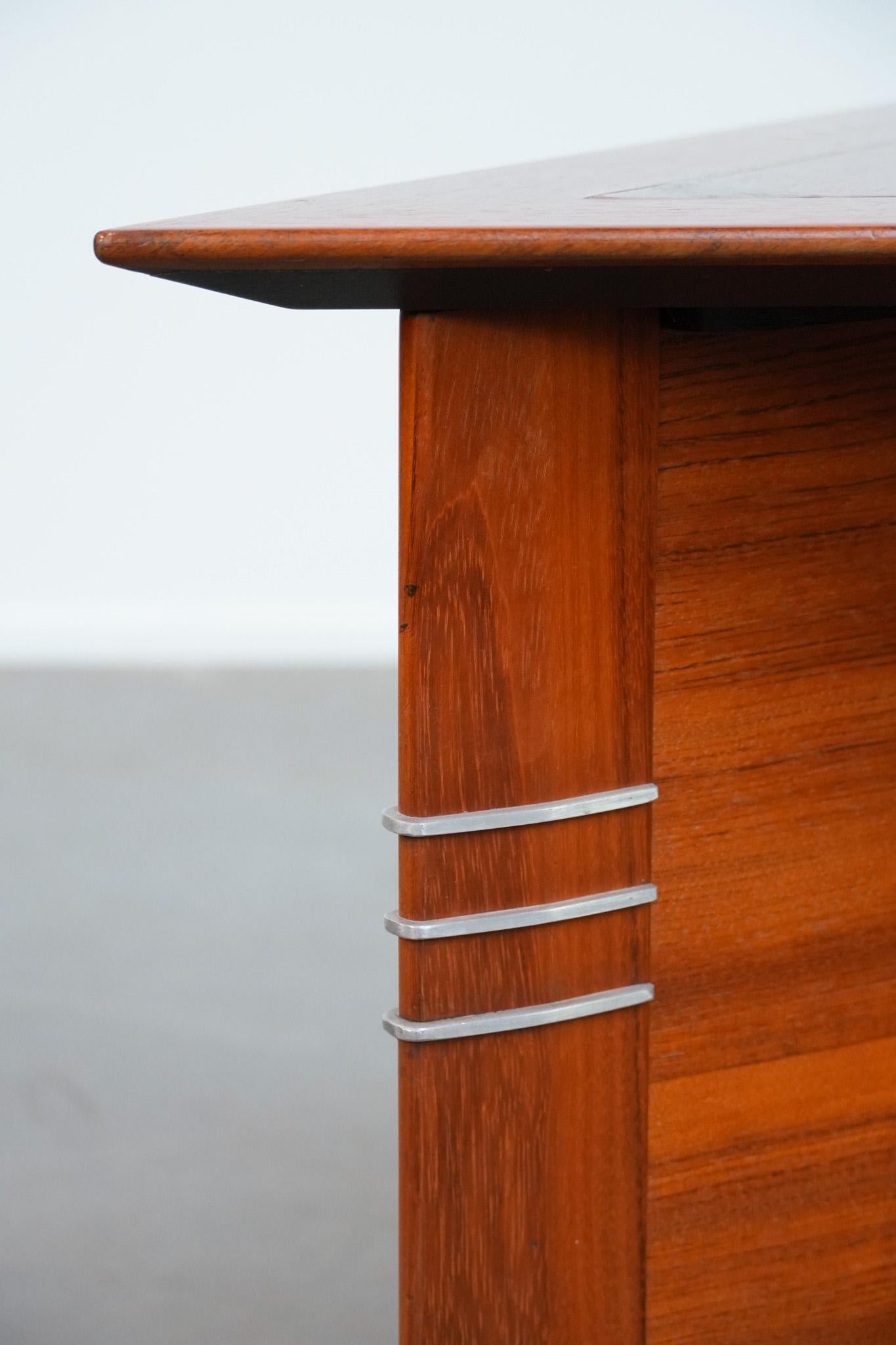 Luxury Art Deco design side/coffee table in a triangle shape For Sale 3