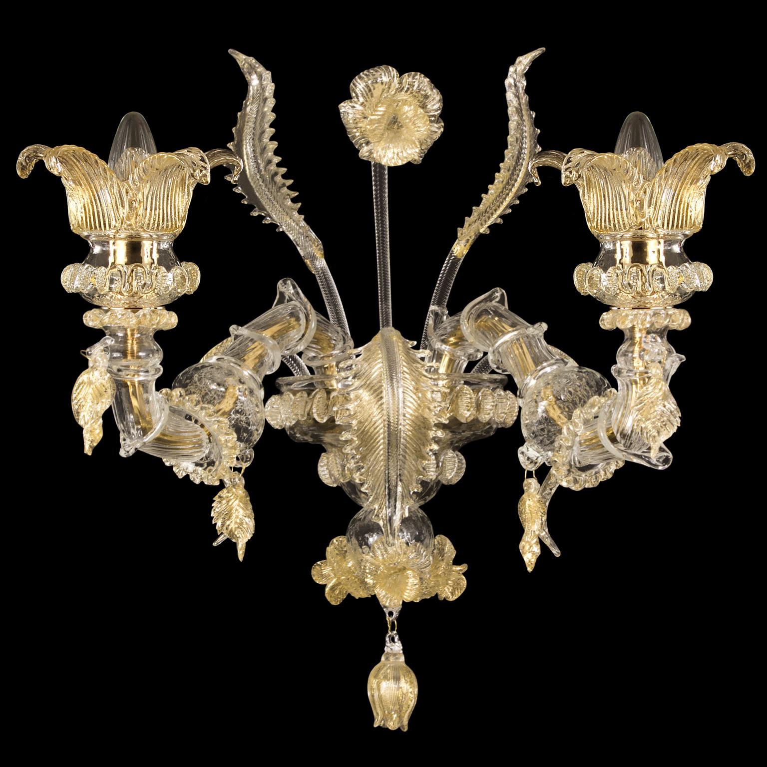The Murano glass sconce Regale is a romantic lighting work, inspired from the luxurious halls of the venetian buildings on the Canal Grande.
The colors, the floral decorations, the Rezzonico arms, the pendant elements… all the characteristics of