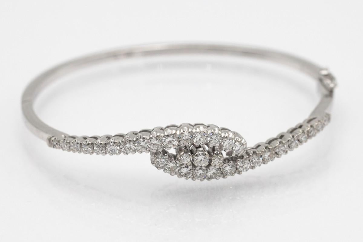 Luxurious bracelet made of 18-karat white gold set with 33 brilliant-cut diamonds with a total weight of approximately 2.50 carats.

Origin: France, 2nd half of the 20th century (French import hallmark preserved)

The bracelet has a classic,