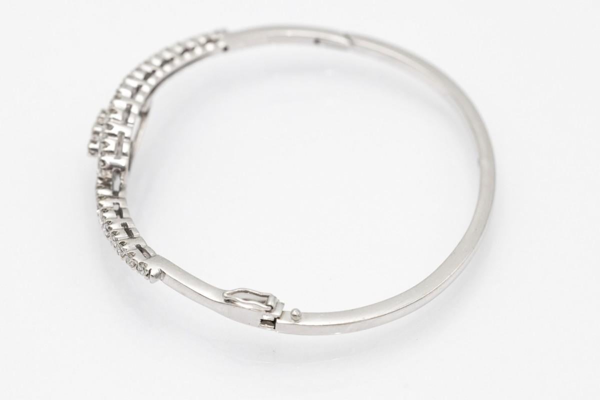Brilliant Cut Luxury bangle bracelet WG with 2.50ct diamonds, France, late XX century. For Sale