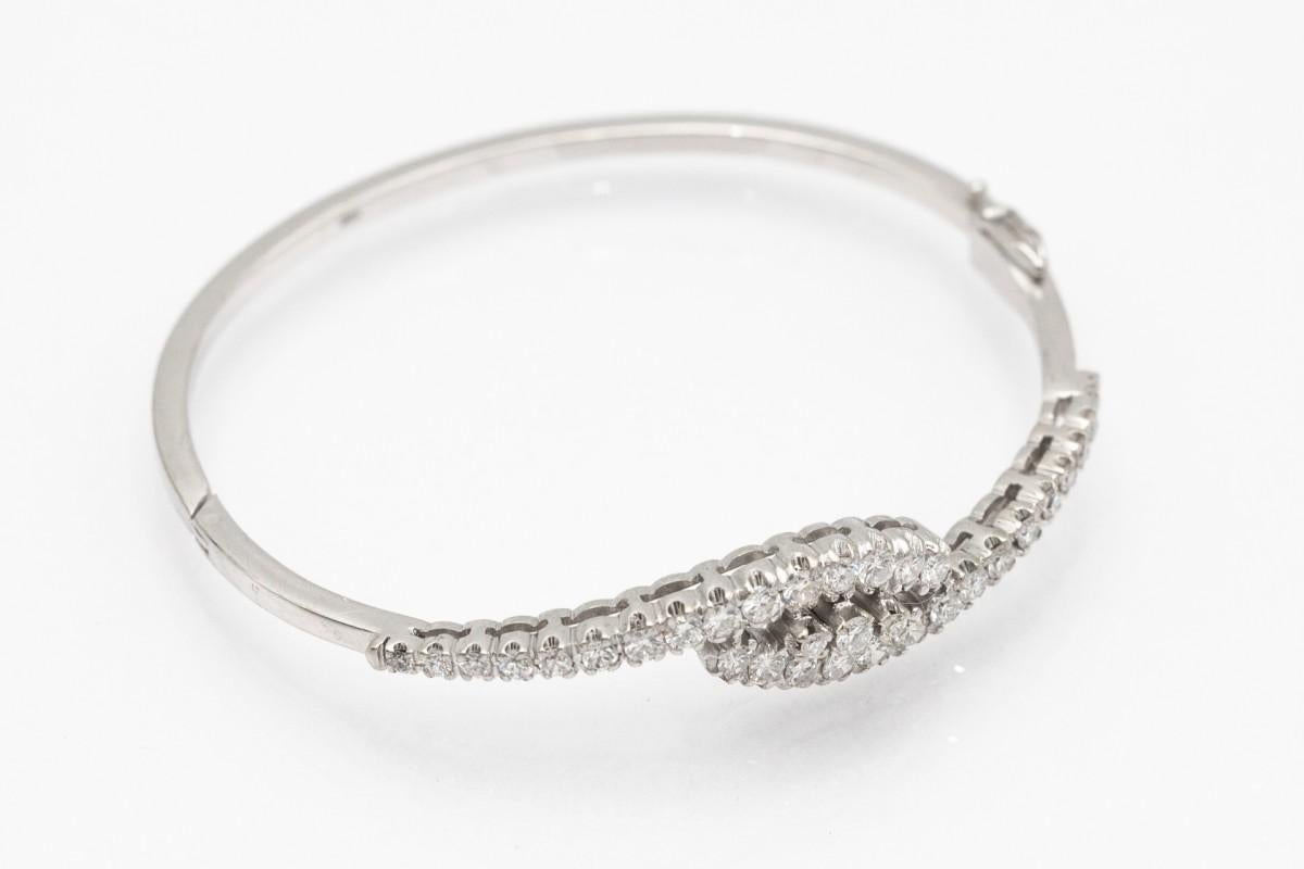 Luxury bangle bracelet WG with 2.50ct diamonds, France, late XX century. In Good Condition For Sale In Chorzów, PL
