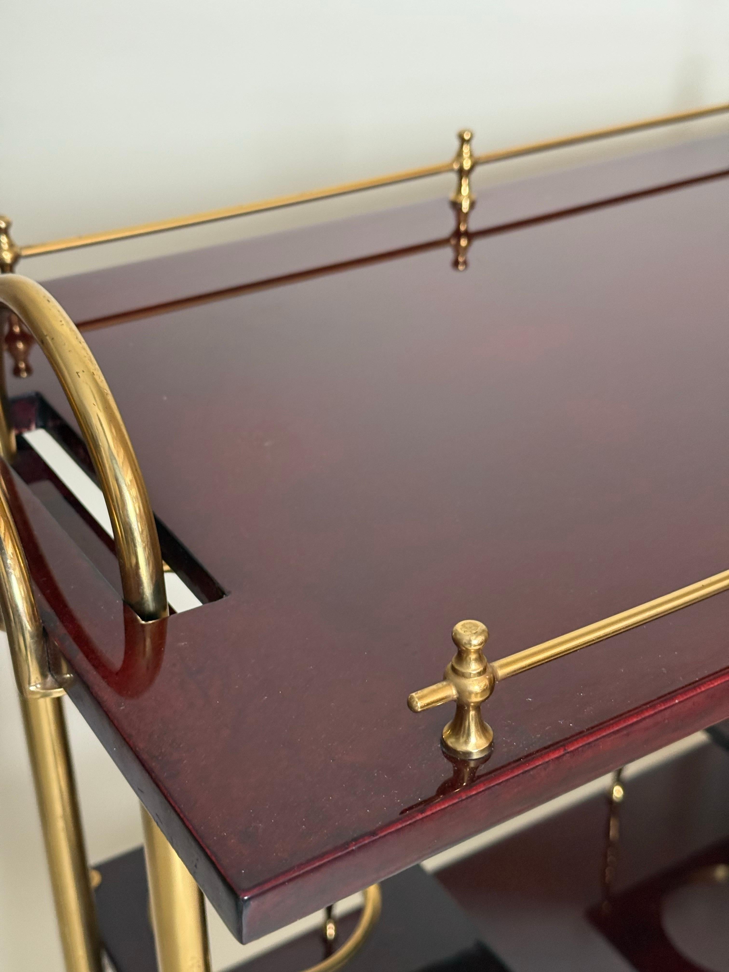 This tray table is a real gem, a rare find from the Aldo Tura collection, and it was produced in a very limited edition. The special feature is that the tray can be removed to serve drinks, which is really convenient! The design and the high-quality