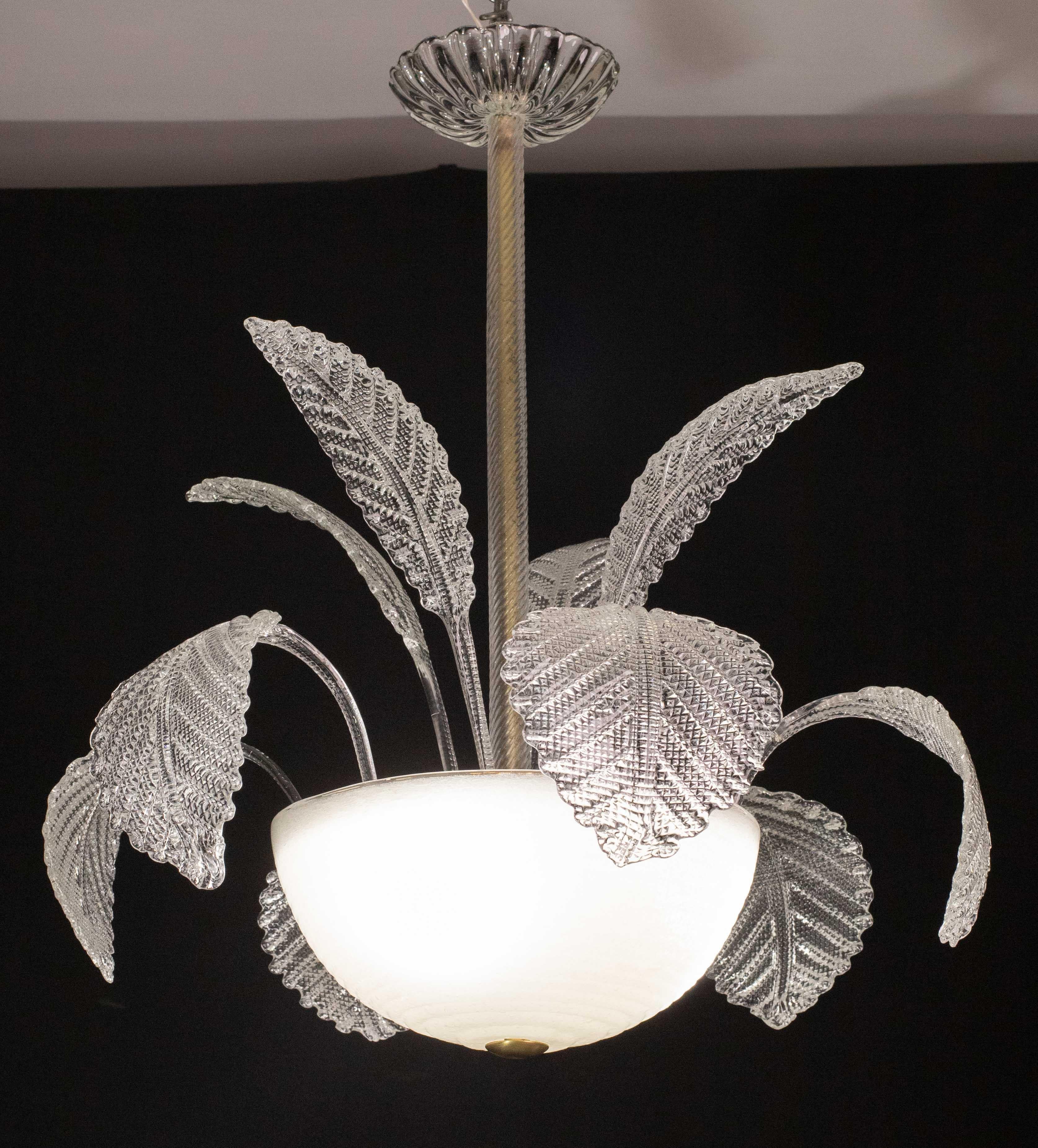 Araña Art Déco fabricada por la cristalería Barovier & Toso en los años 40 y 50.
La característica única de esta lámpara de araña es el disco de cristal hecho de precioso cristal pulegoso.
La araña mide 75 centímetros de alto y 65 centímetros de