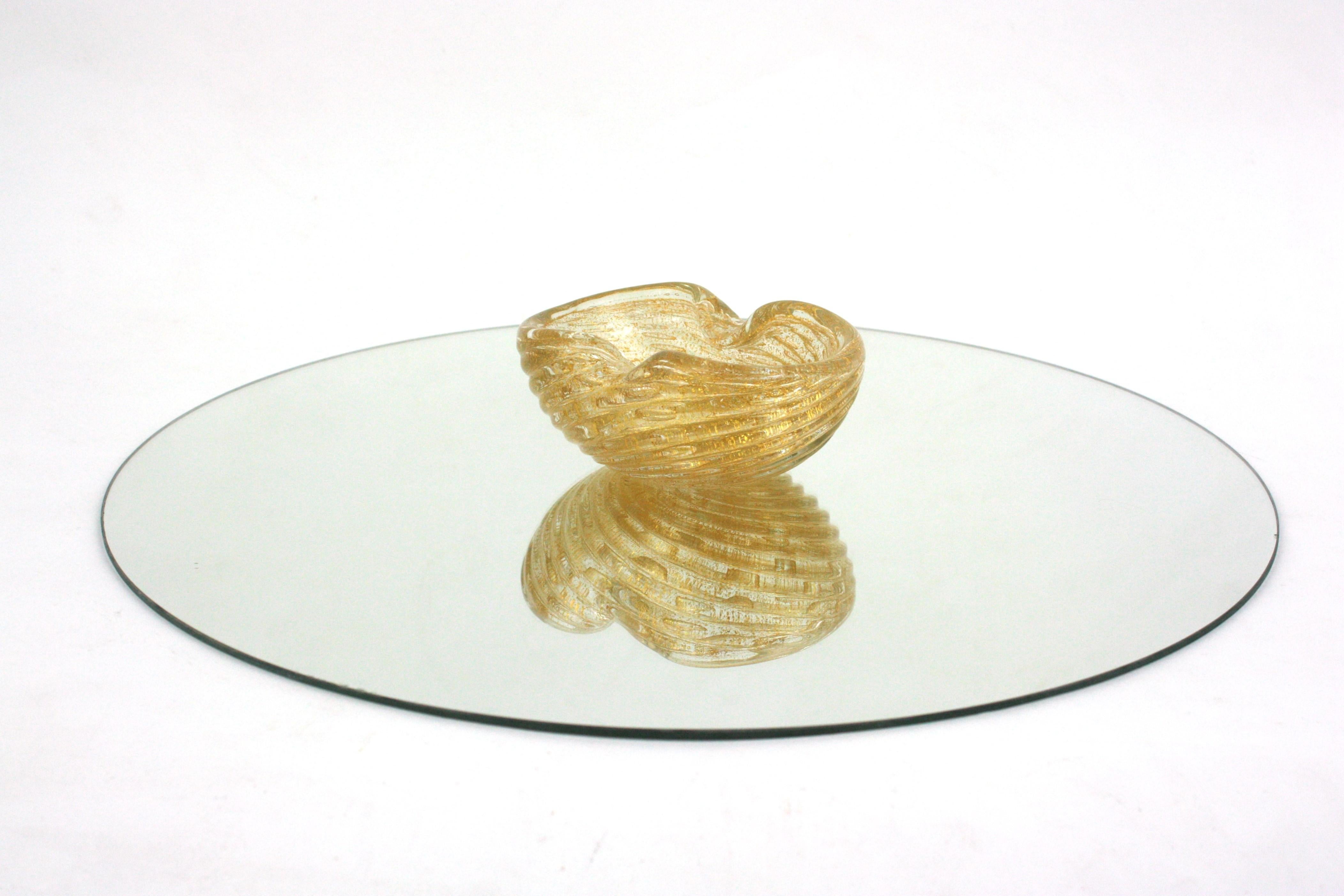 Lujoso cuenco de cristal artístico Barovier Toso Murano Gold Flecks Scalloped, años 50 en venta 2