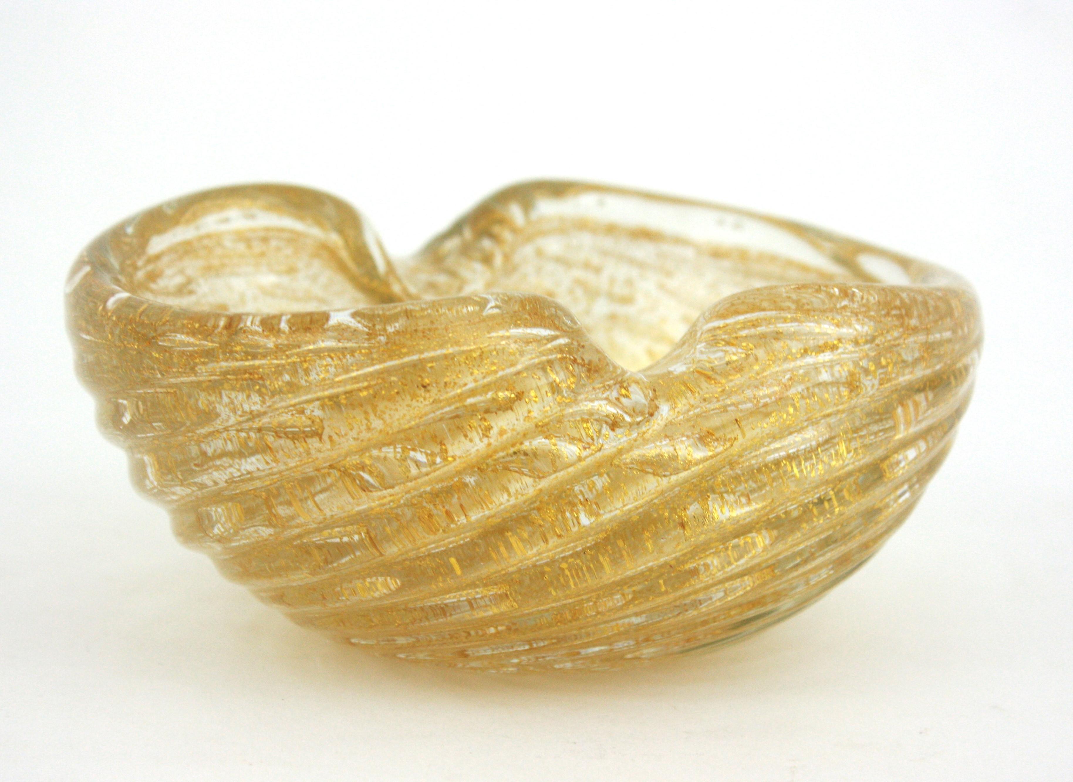 Lujoso cuenco de cristal artístico Barovier Toso Murano Gold Flecks Scalloped, años 50 en venta 3