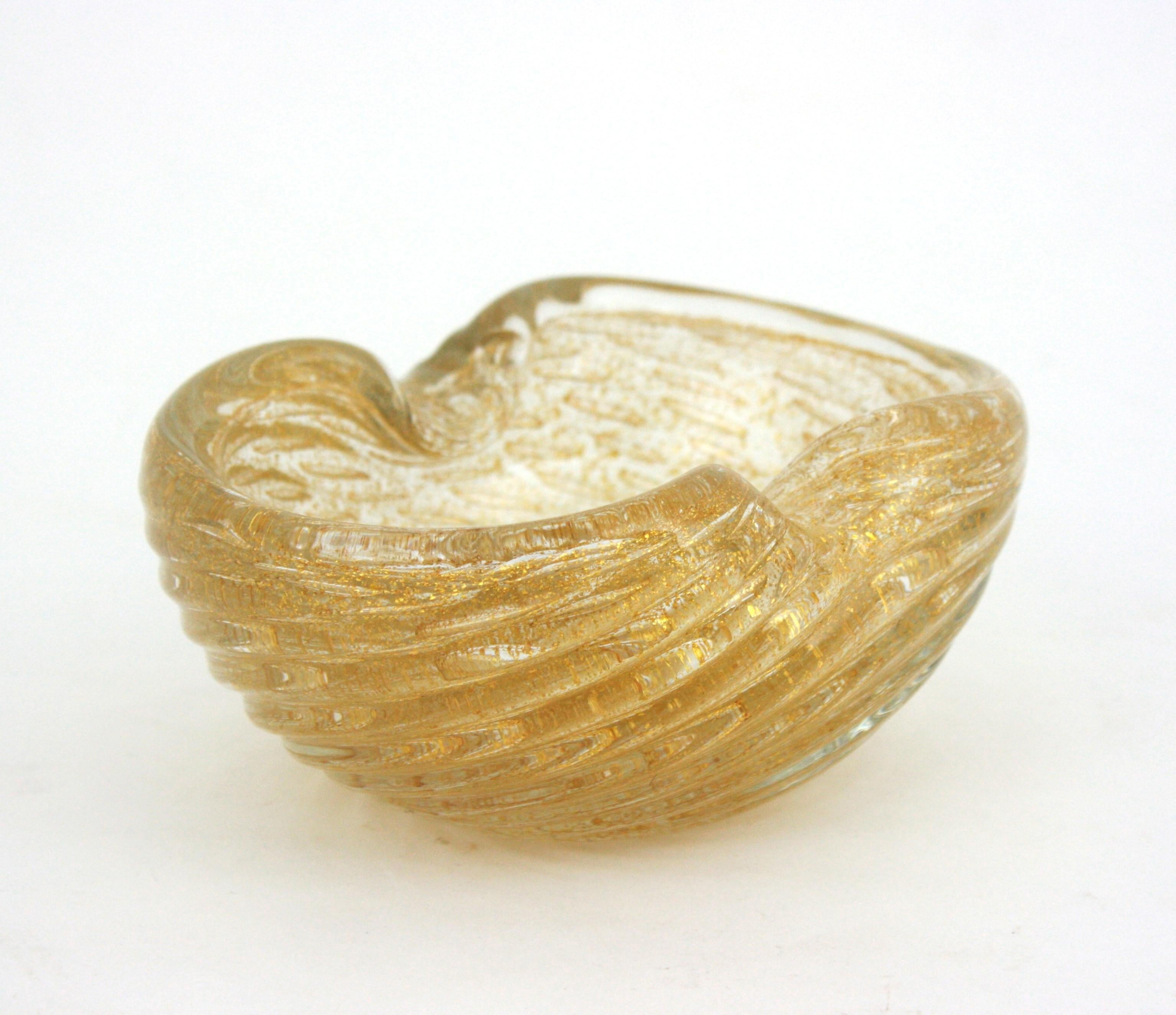 Lujoso cuenco de cristal artístico Barovier Toso Murano Gold Flecks Scalloped, años 50 Italiano en venta