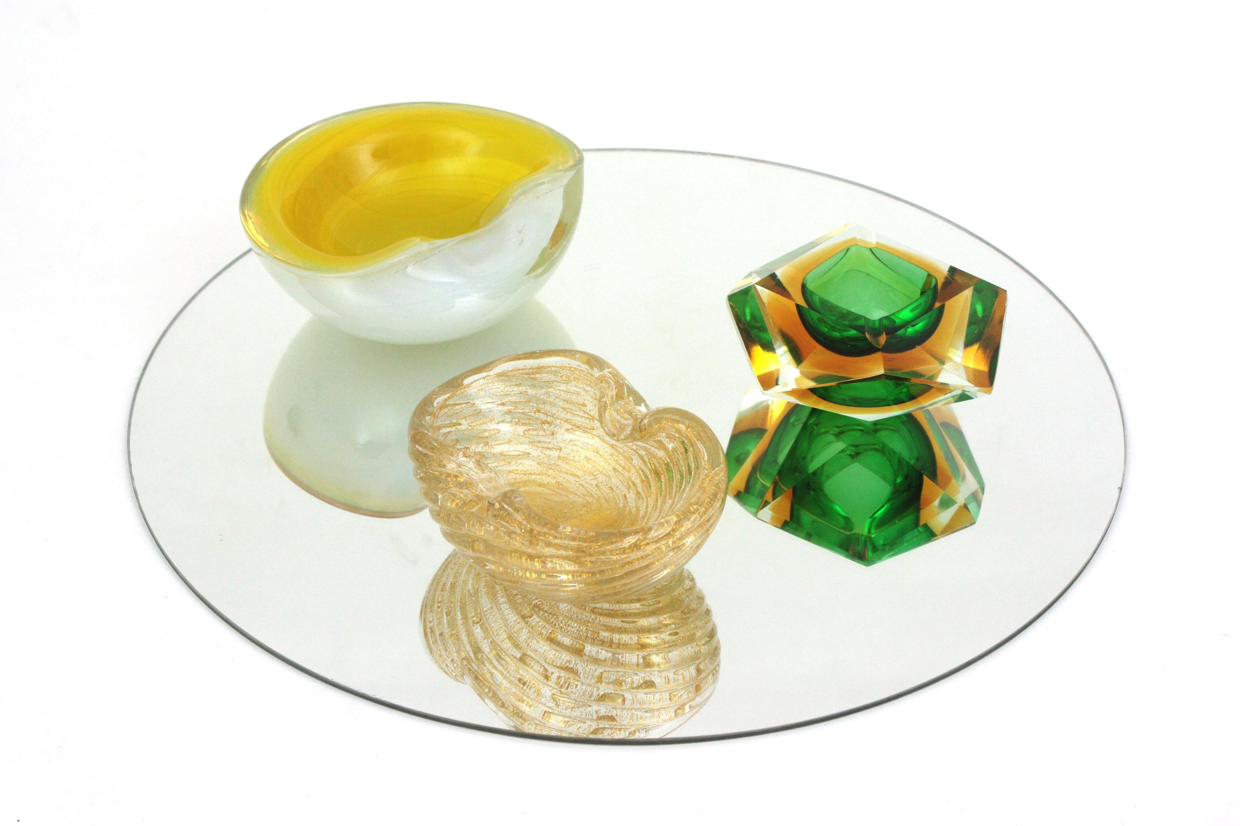 Lujoso cuenco de cristal artístico Barovier Toso Murano Gold Flecks Scalloped, años 50 Hecho a mano en venta