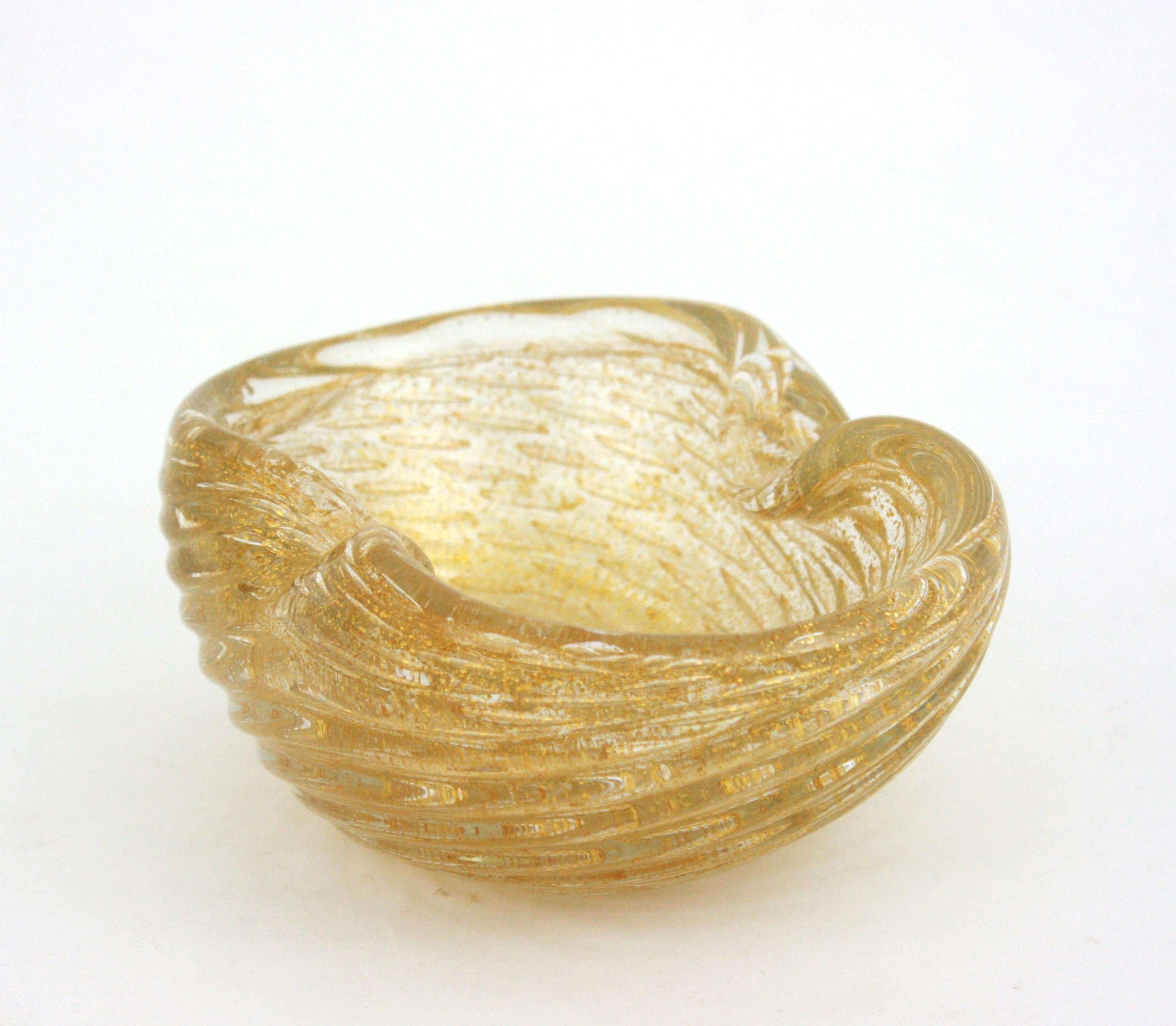Lujoso cuenco de cristal artístico Barovier Toso Murano Gold Flecks Scalloped, años 50 en Bueno estado para la venta en Barcelona, ES