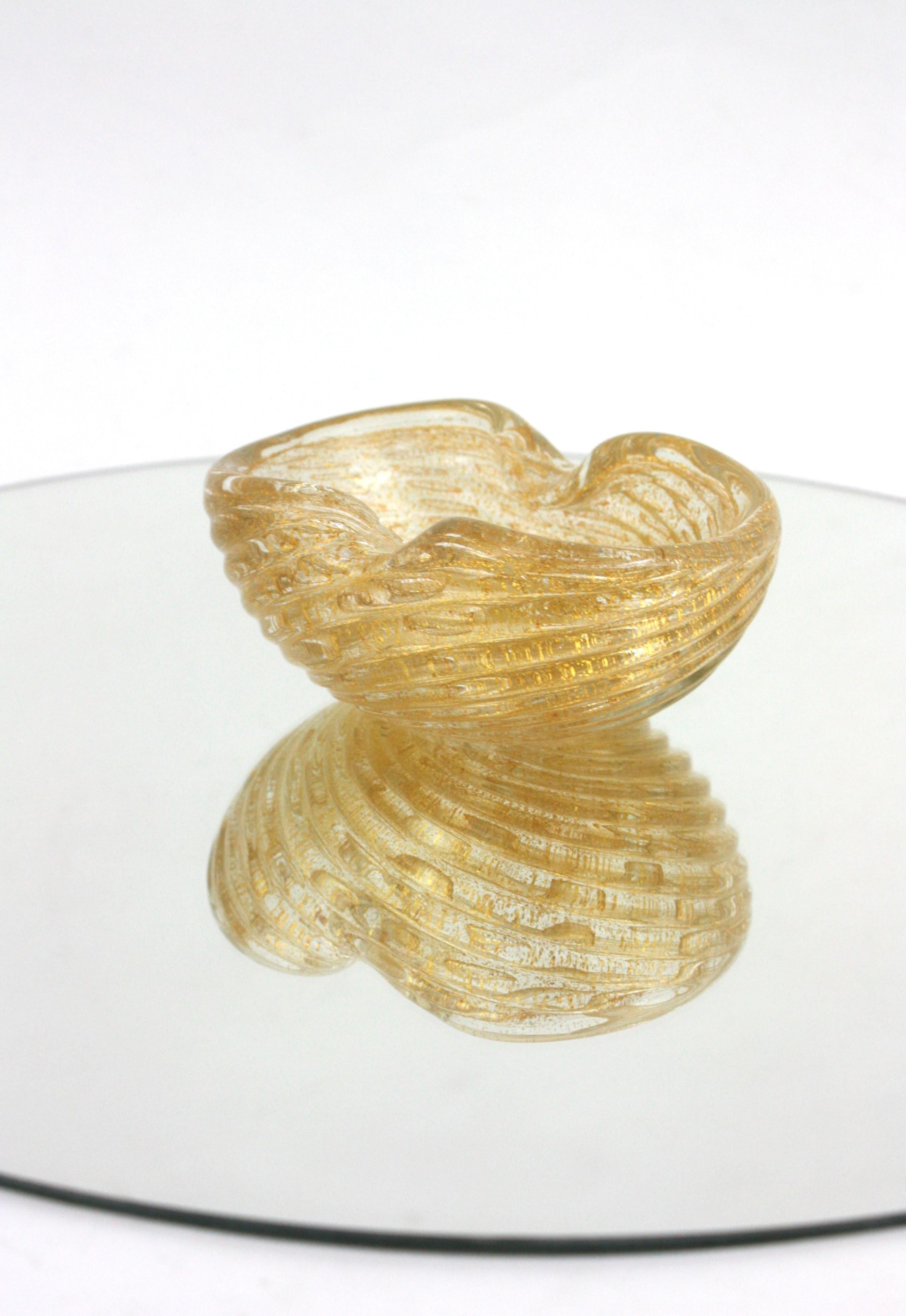 Lujoso cuenco de cristal artístico Barovier Toso Murano Gold Flecks Scalloped, años 50 Vidrio artístico en venta
