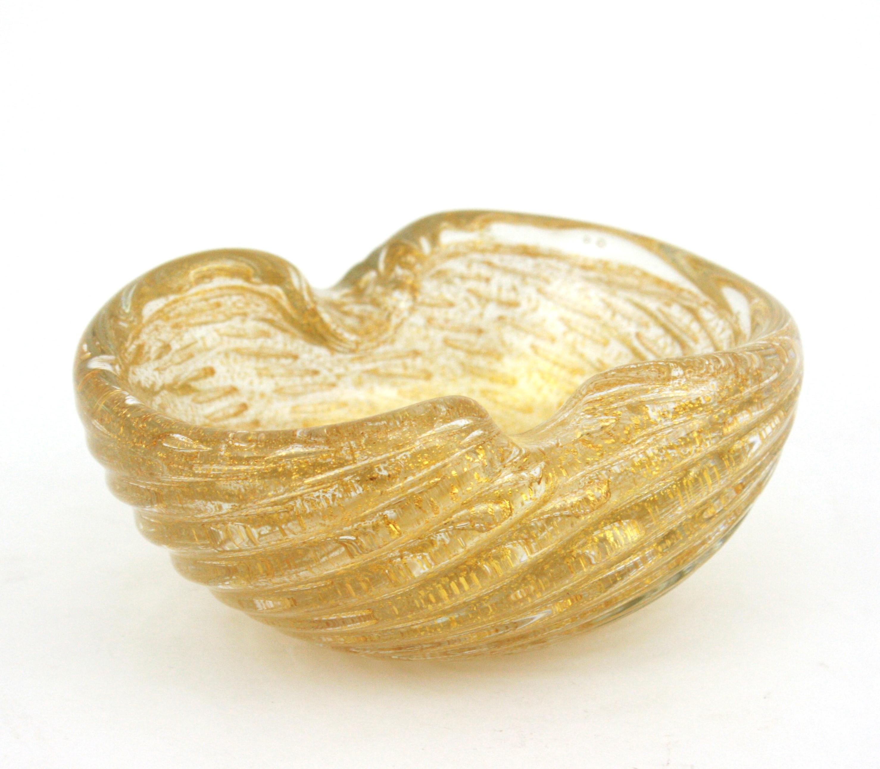 Lujoso cuenco de cristal artístico Barovier Toso Murano Gold Flecks Scalloped, años 50 en venta 1