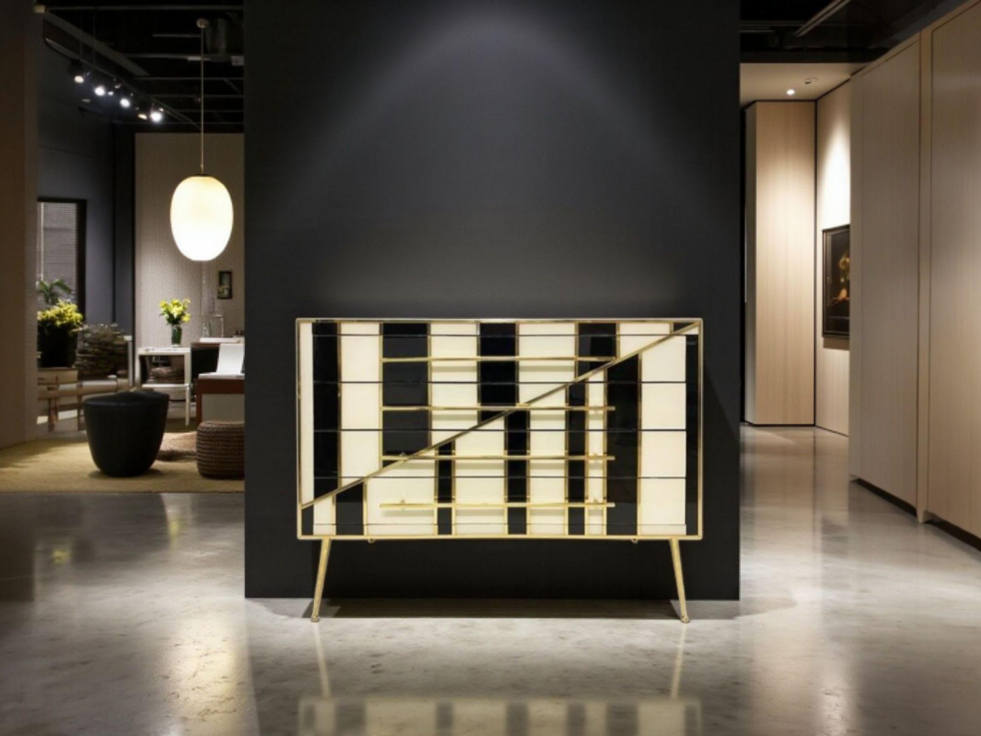 Présentée avec la retenue et la sérénité de meubles conçus pour des intérieurs soignés, cette commode de justfurnituress traduit un projet de composition rigoureux en un objet hautement artisanal, fabriqué sur mesure selon les exigences du client.