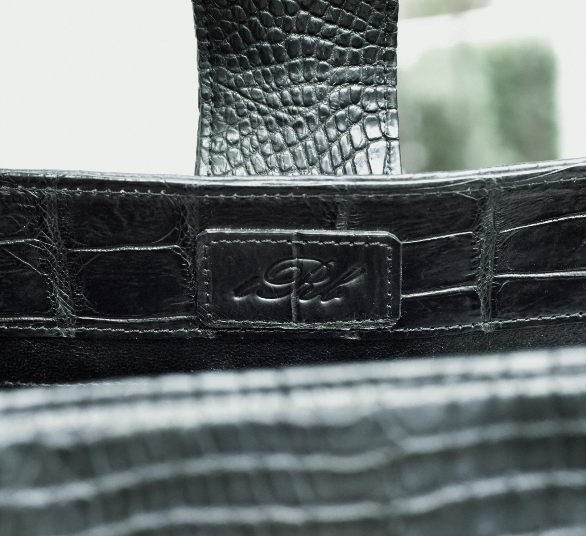 Luxuriöse mattschwarze authentische Krokodil-Handtasche!
Eine atemberaubende Tasche


Mattschwarzes authentisches Krokodil  Designer-Handtasche signiert c..R.I.  Innen gibt es eine große Reißverschlusstasche, eine kleine Handytasche und eine größere