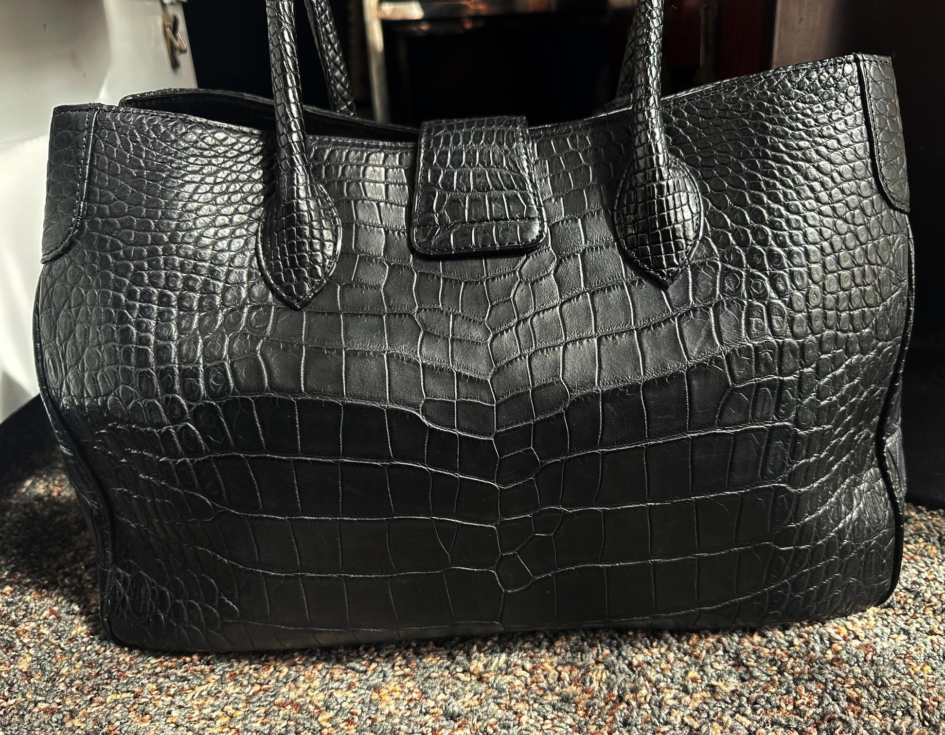 Schwarze, matte, authentische Krokodil-Lederhandtasche im Zustand „Gut“ im Angebot in Newport Coast, CA