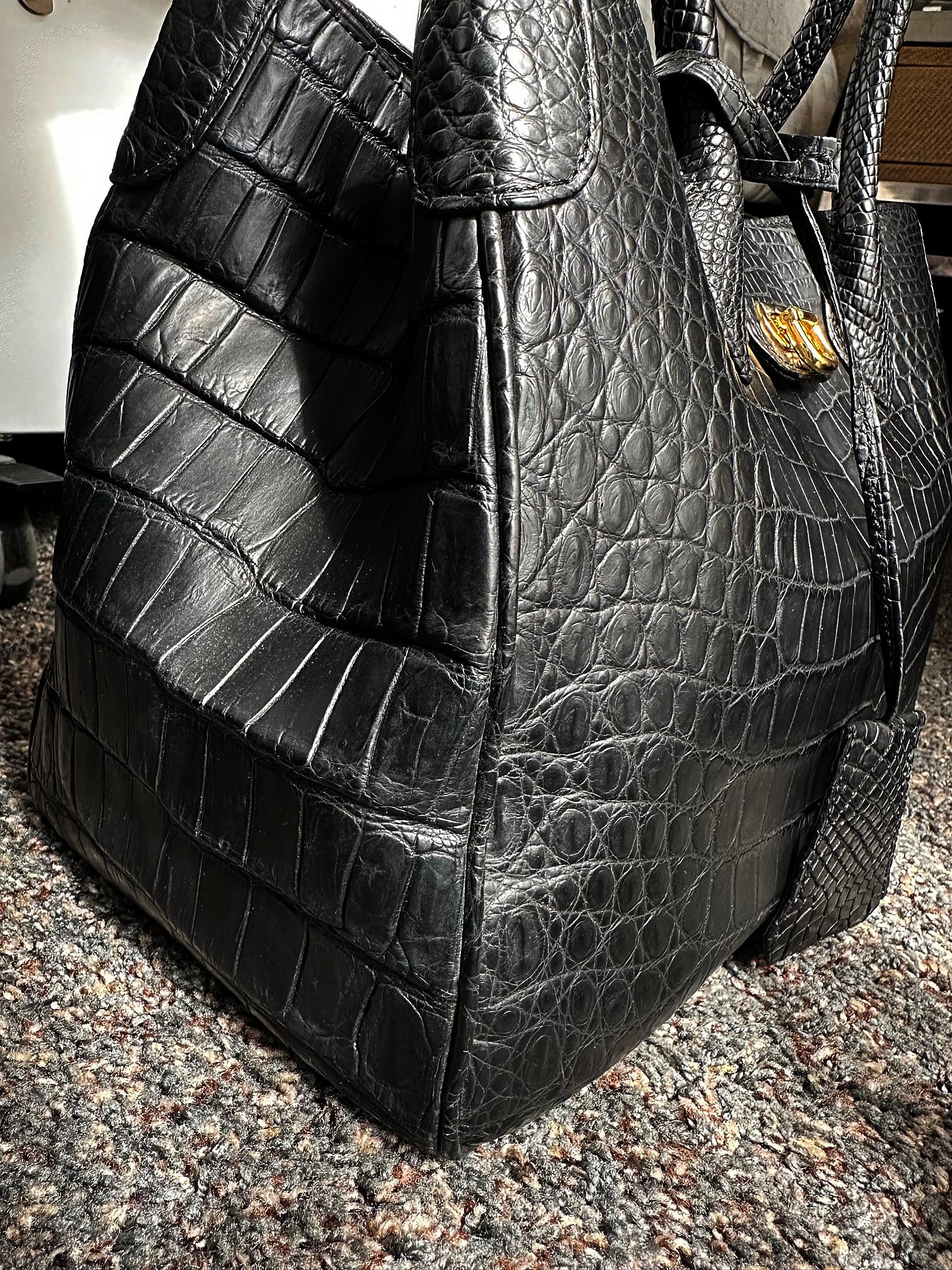 Schwarze, matte, authentische Krokodil-Lederhandtasche im Angebot 2