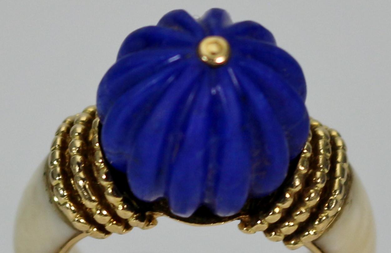 Luxury of the very best class! A ring from the luxury forge Boucheron Paris with a notched cut lapis lazuli, set in 750 yellow gold.

Marked on the inside with Boucheron Paris, see photo.

Ring size 51 / 16.3 mm (not or only extremely difficult to
