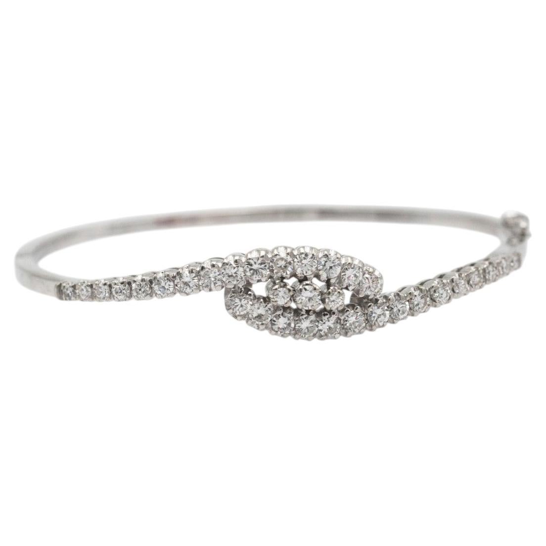 Luxury bracelet in 18k white gold with 1.45ct diamonds, France For Sale