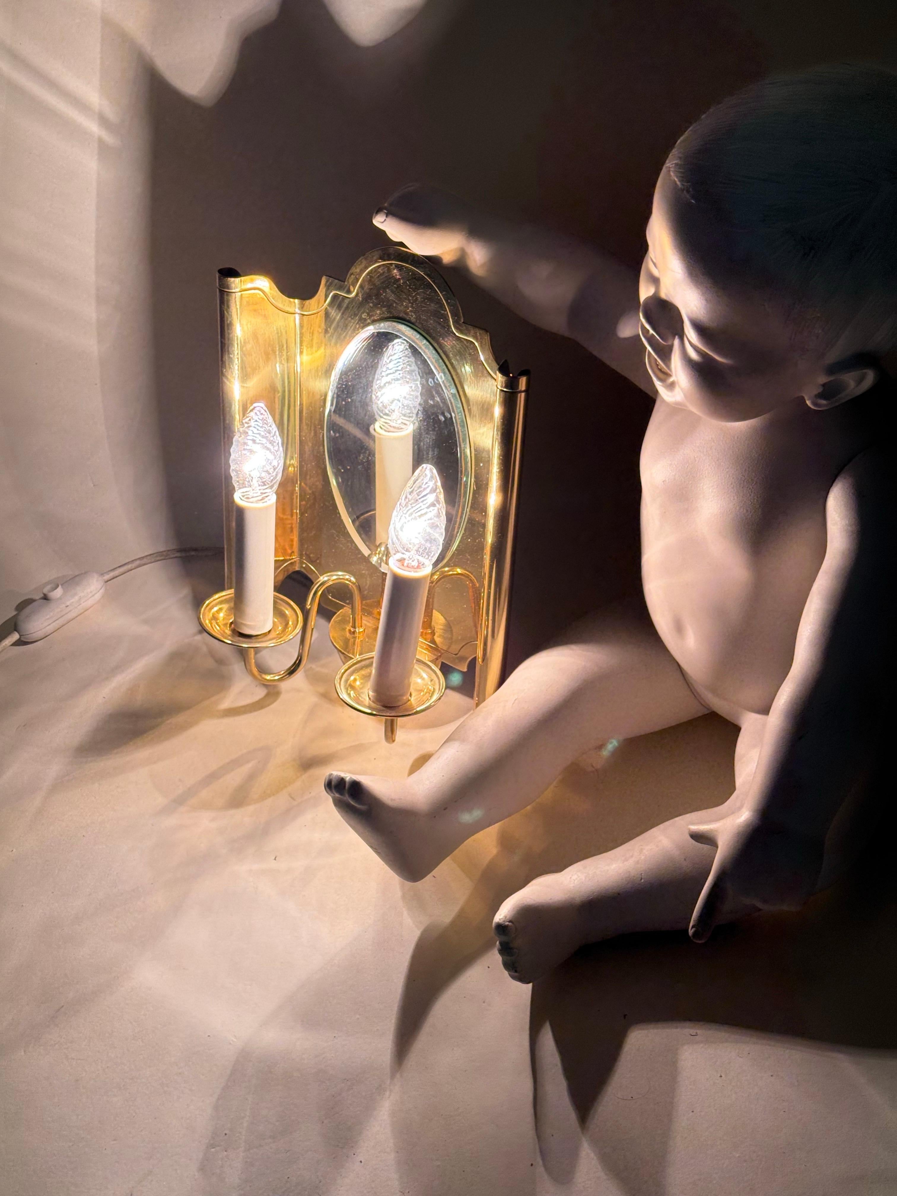 Nous sommes ravis de vous présenter cette lampe incroyable ! Il s'agit de l'une des lampes de la plus haute qualité qui soit, dont le design magnifiquement équilibré est l'œuvre du fabricant de renommée mondiale Vereinigte Werkstätten, à Munich. Le